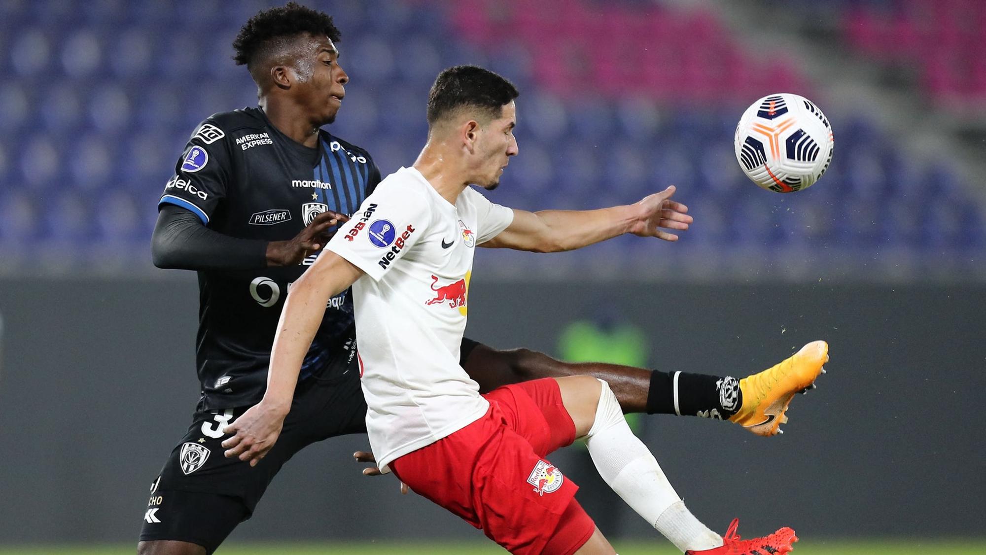 William Pacho (l.) mit gestreckten Bein im Zweikampf mit seinem Gegenspieler