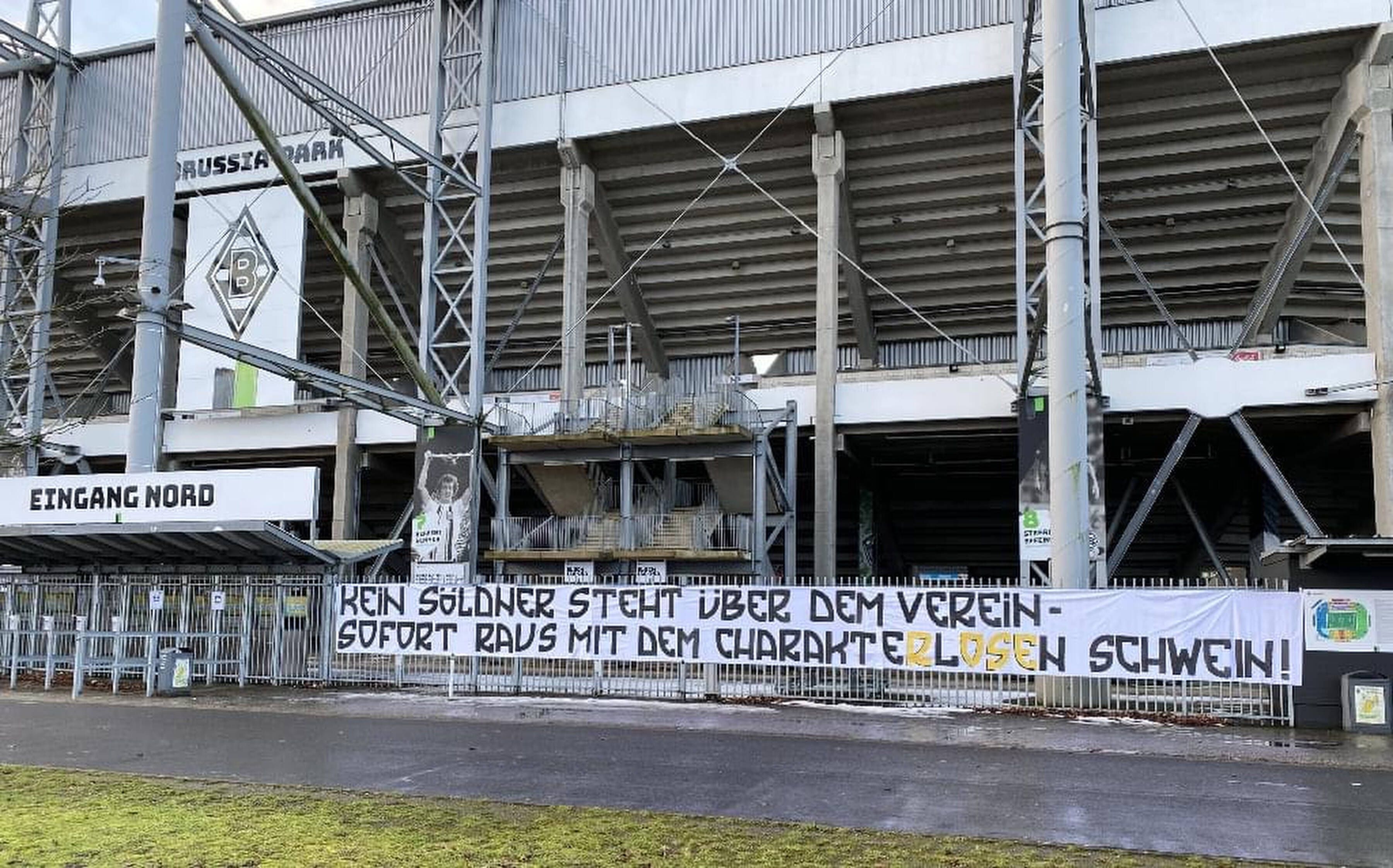 Ein riesiges Banner mit einer Hass-Parole gegen den ehemaligen Gladbach-Trainer Marco Rose hängt am 17. Februar 2021 am Stadionzaun in Mönchengladbach.