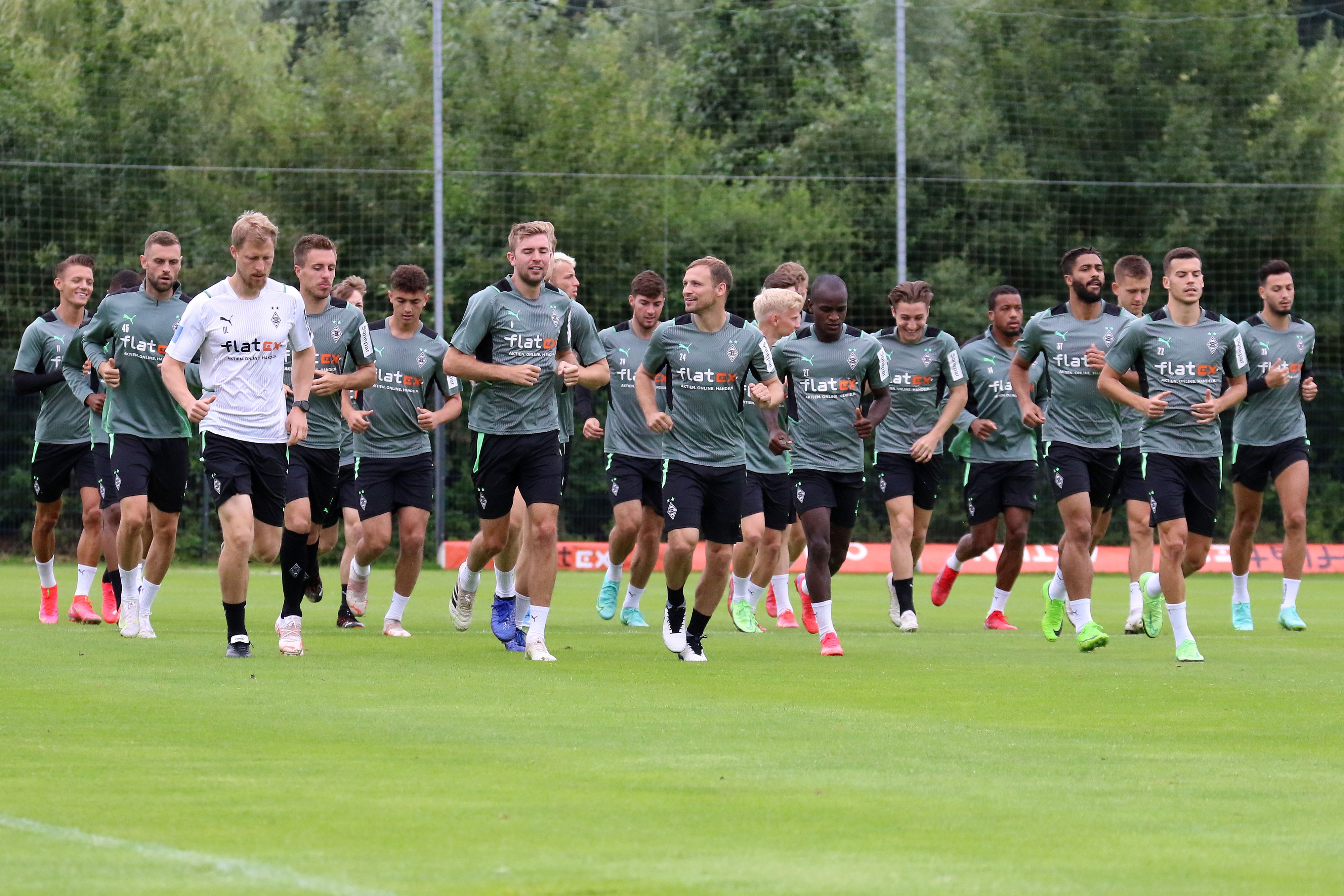 Teile der Gladbacher Mannschaft beim Warmlaufen für eine Einheit im Trainingslager am 21. Juli 2021.