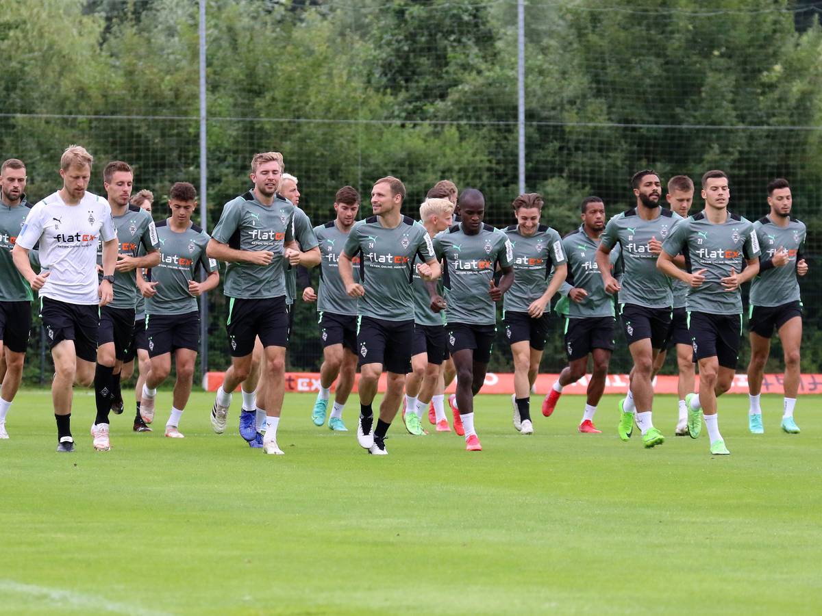 Teile der Gladbacher Mannschaft beim Warmlaufen für eine Einheit im Trainingslager am 21. Juli 2021.