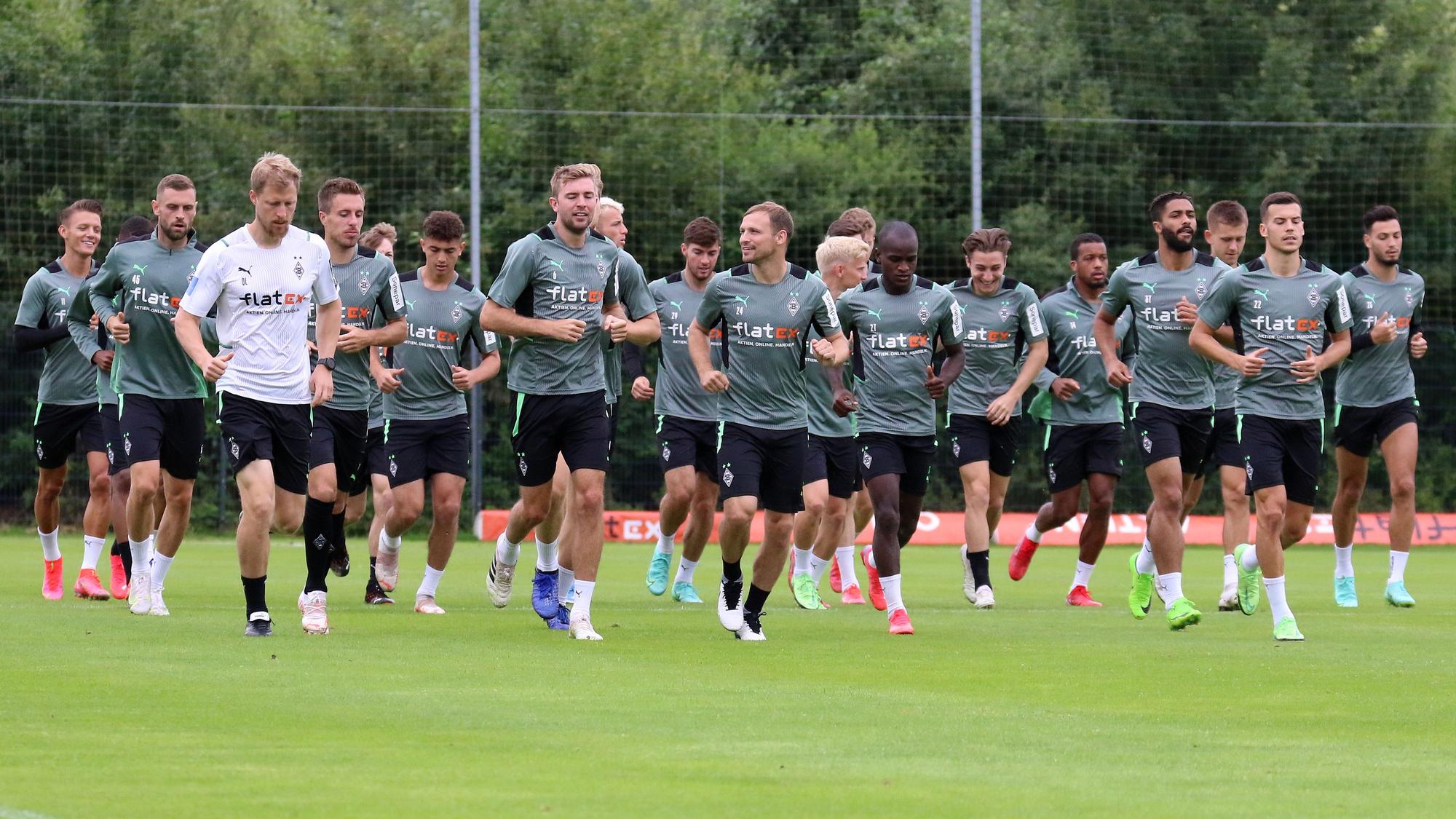 Teile der Gladbacher Mannschaft beim Warmlaufen für eine Einheit im Trainingslager am 21. Juli 2021.