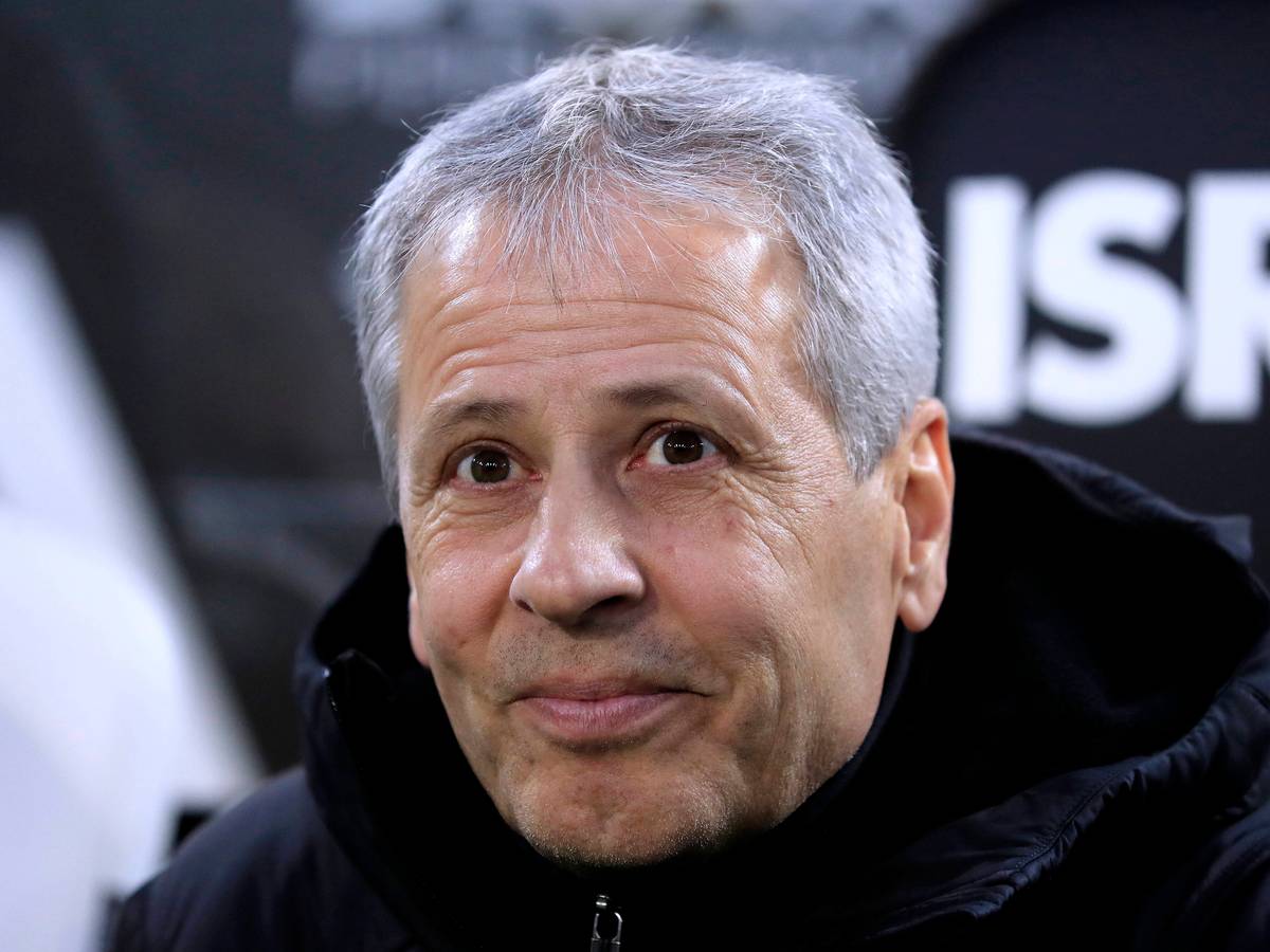 Lucien Favre in der Nahaufnahme: Er trägt eine schwarze Winterjacke und schmunzelt.