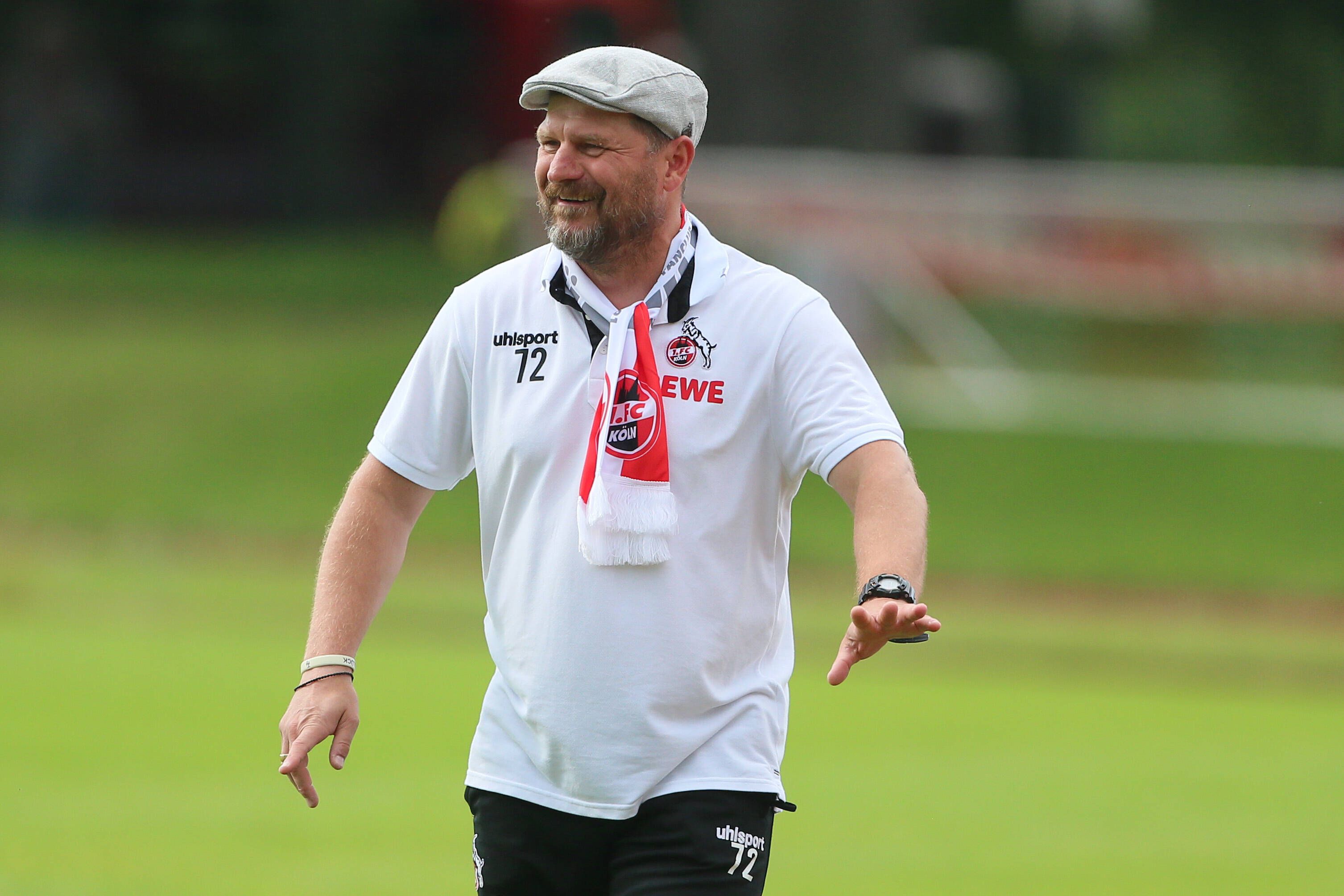 Der neue Trainer des 1. FC Köln heißt Steffen Baumgart. Auf diesem Foto ist der Fußballlehrer mit einem Fanschal und Mütze zu sehen.
