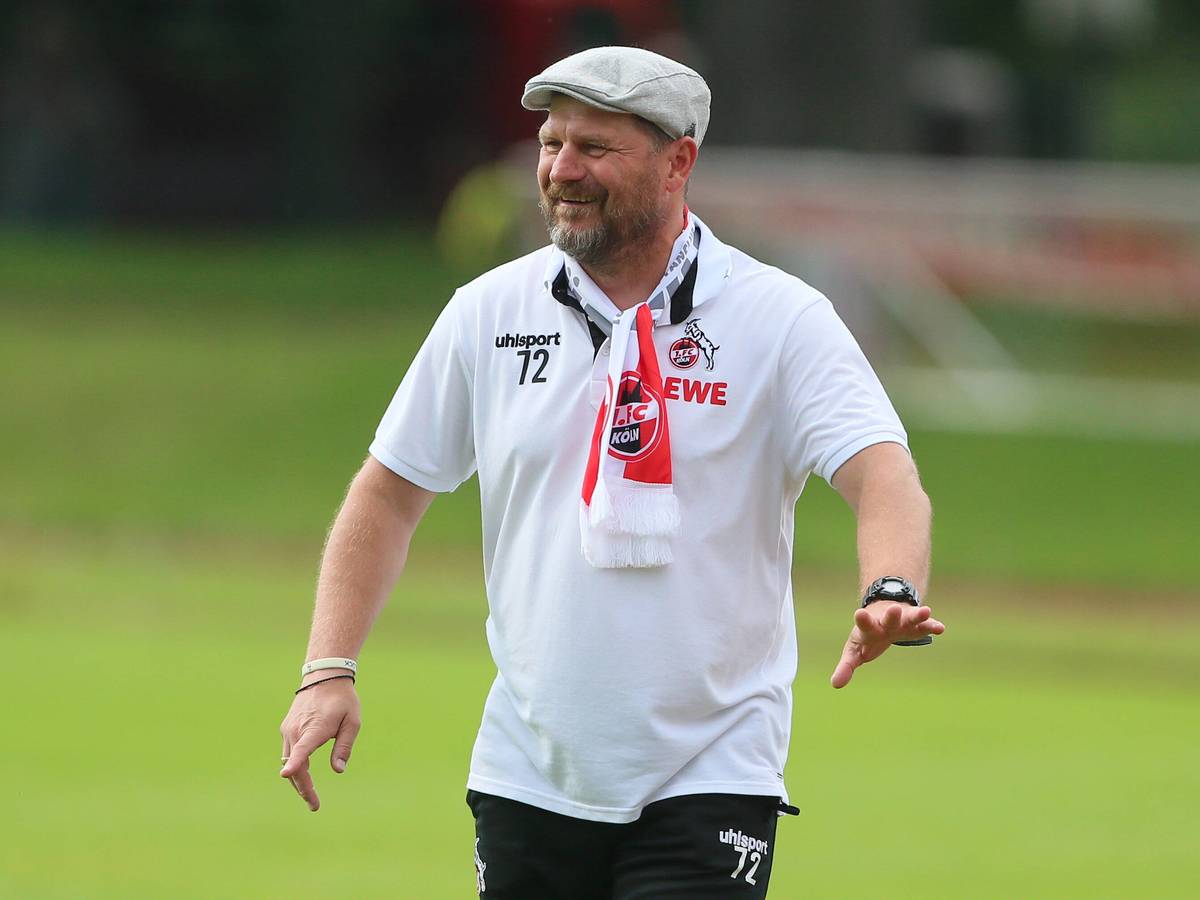 Der neue Trainer des 1. FC Köln heißt Steffen Baumgart. Auf diesem Foto ist der Fußballlehrer mit einem Fanschal und Mütze zu sehen.