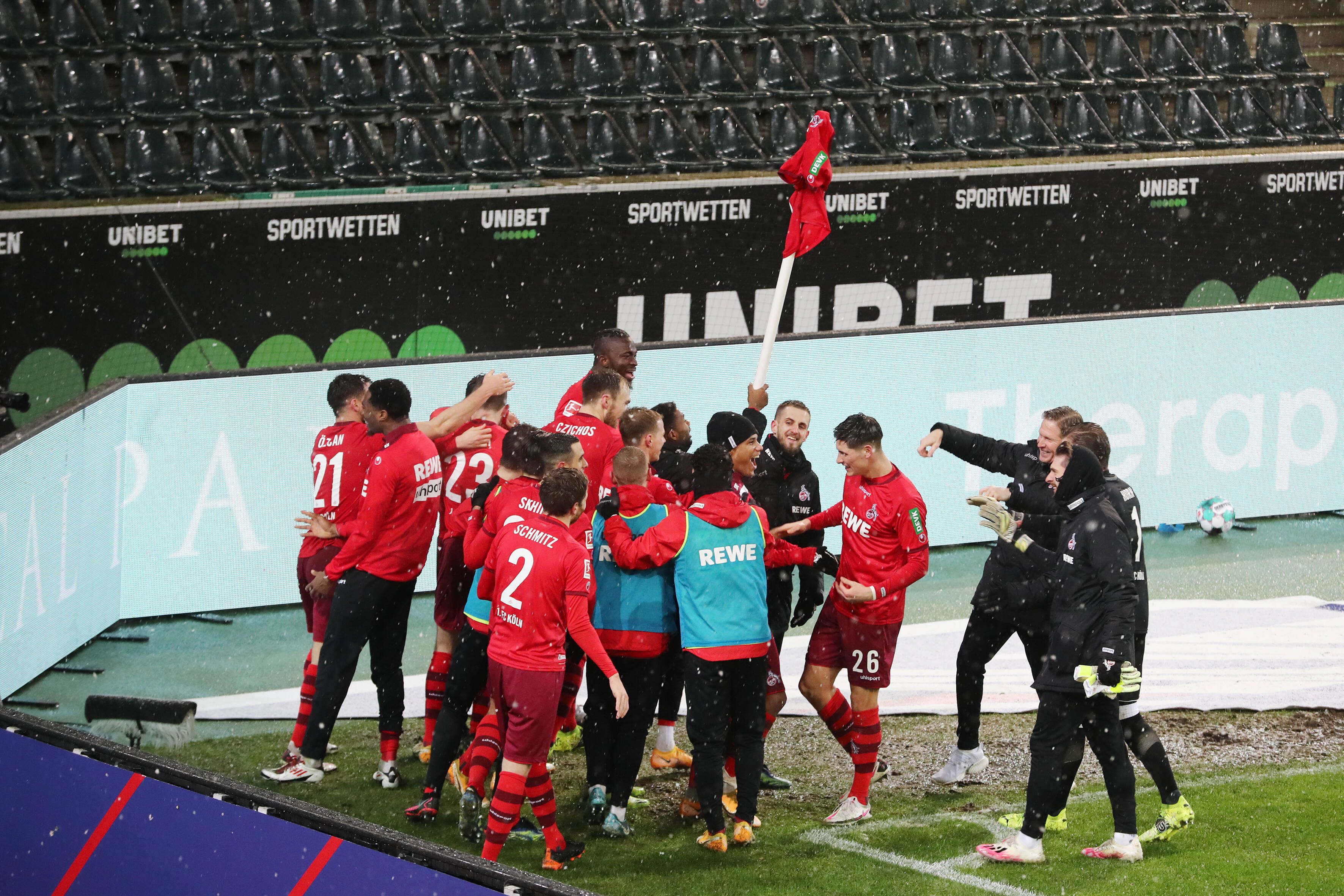 Die Spieler des 1. FC Köln zelebrieren den Eckfahnen-Jubel.