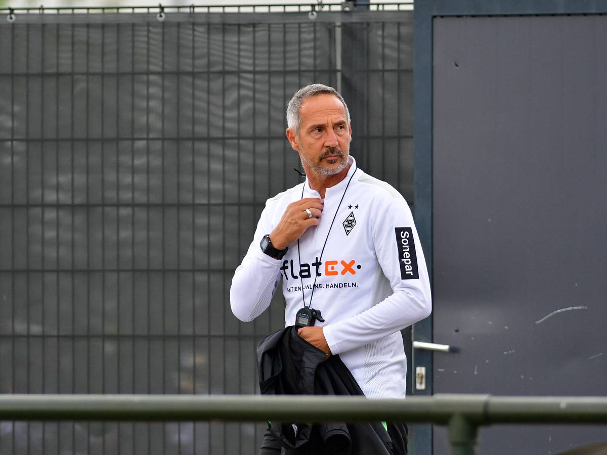 Gladbachs neuer Cheftrainer Adi Hütter betritt das Trainingsgelände im Borussia-Park, er fasst sich dabei mit der rechten Hand an den Hals.