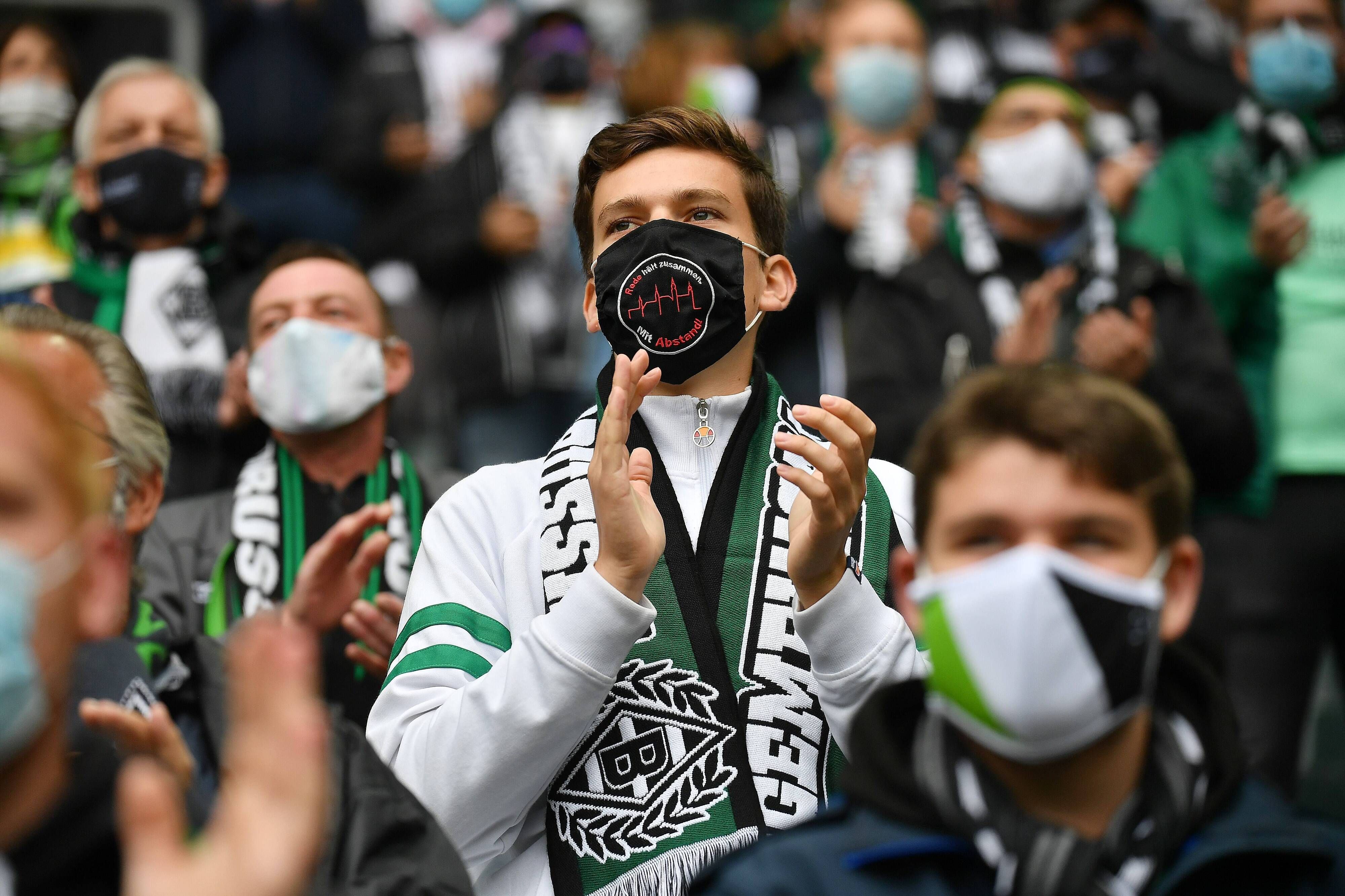Gladbach-Fans verfolgen auf den Zuschauerrängen ein Bundesligaspiel der Fohlen-Elf mit Mund-Nase-Schutz im Borussia-Park.