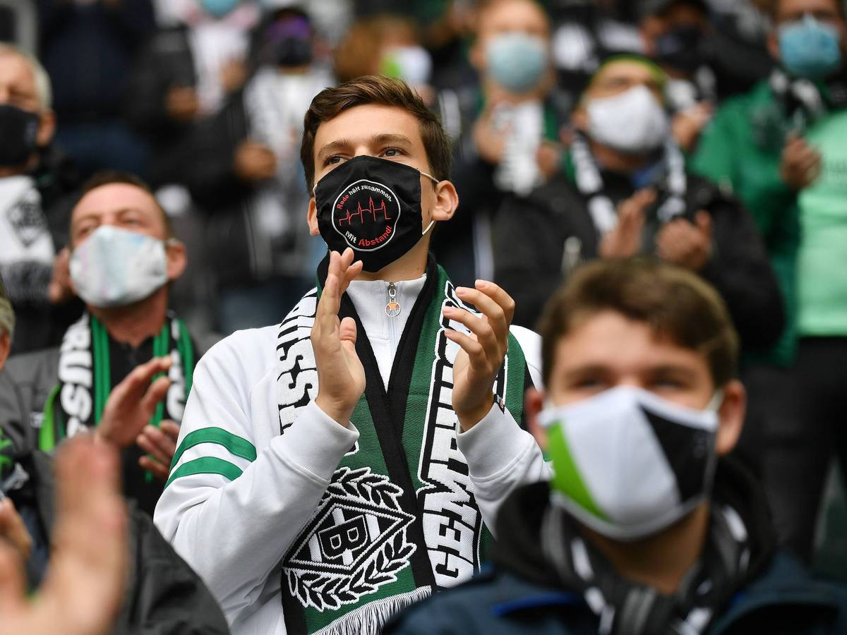 Gladbach-Fans verfolgen auf den Zuschauerrängen ein Bundesligaspiel der Fohlen-Elf mit Mund-Nase-Schutz im Borussia-Park.