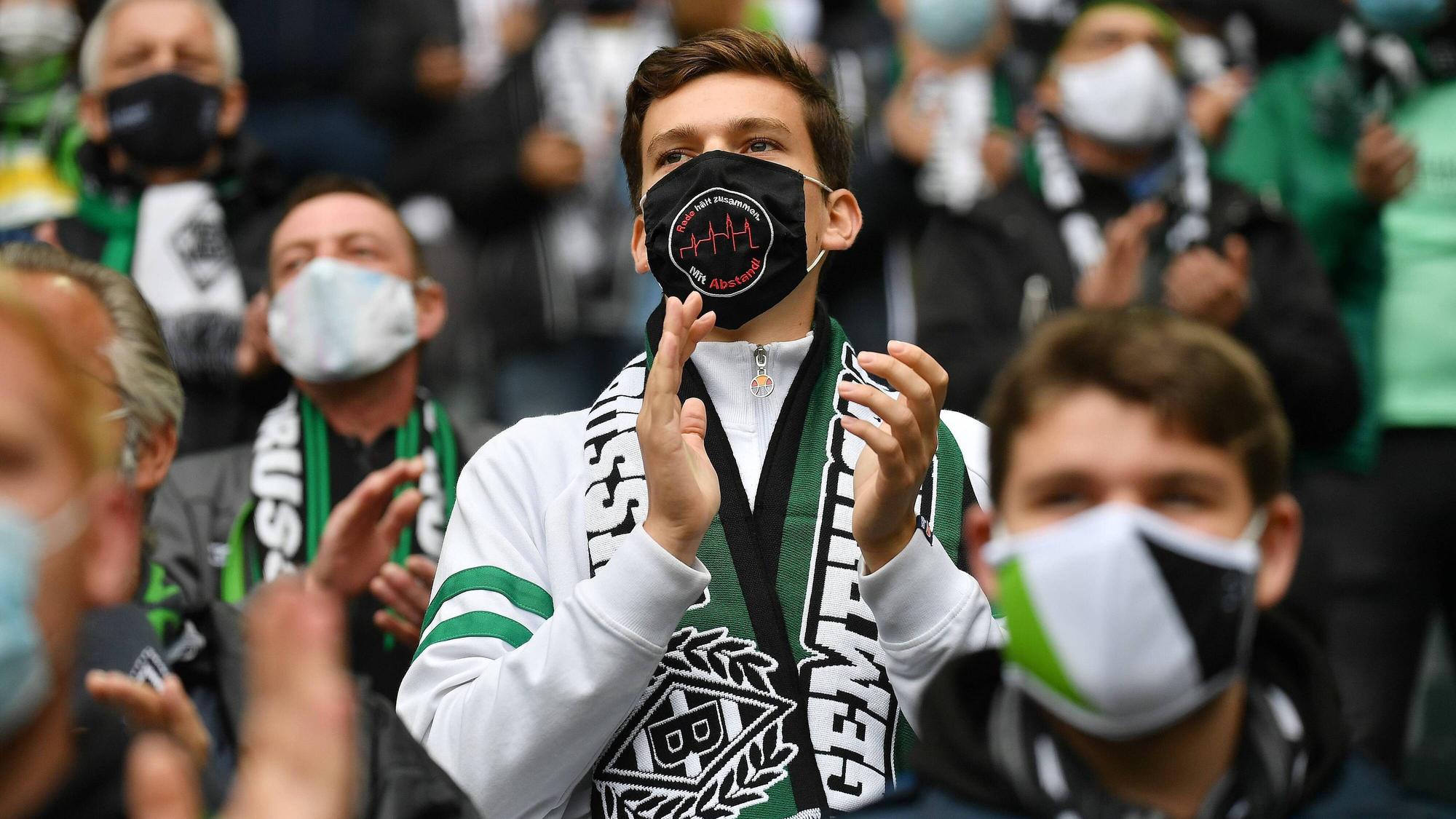 Gladbach-Fans verfolgen auf den Zuschauerrängen ein Bundesligaspiel der Fohlen-Elf mit Mund-Nase-Schutz im Borussia-Park.