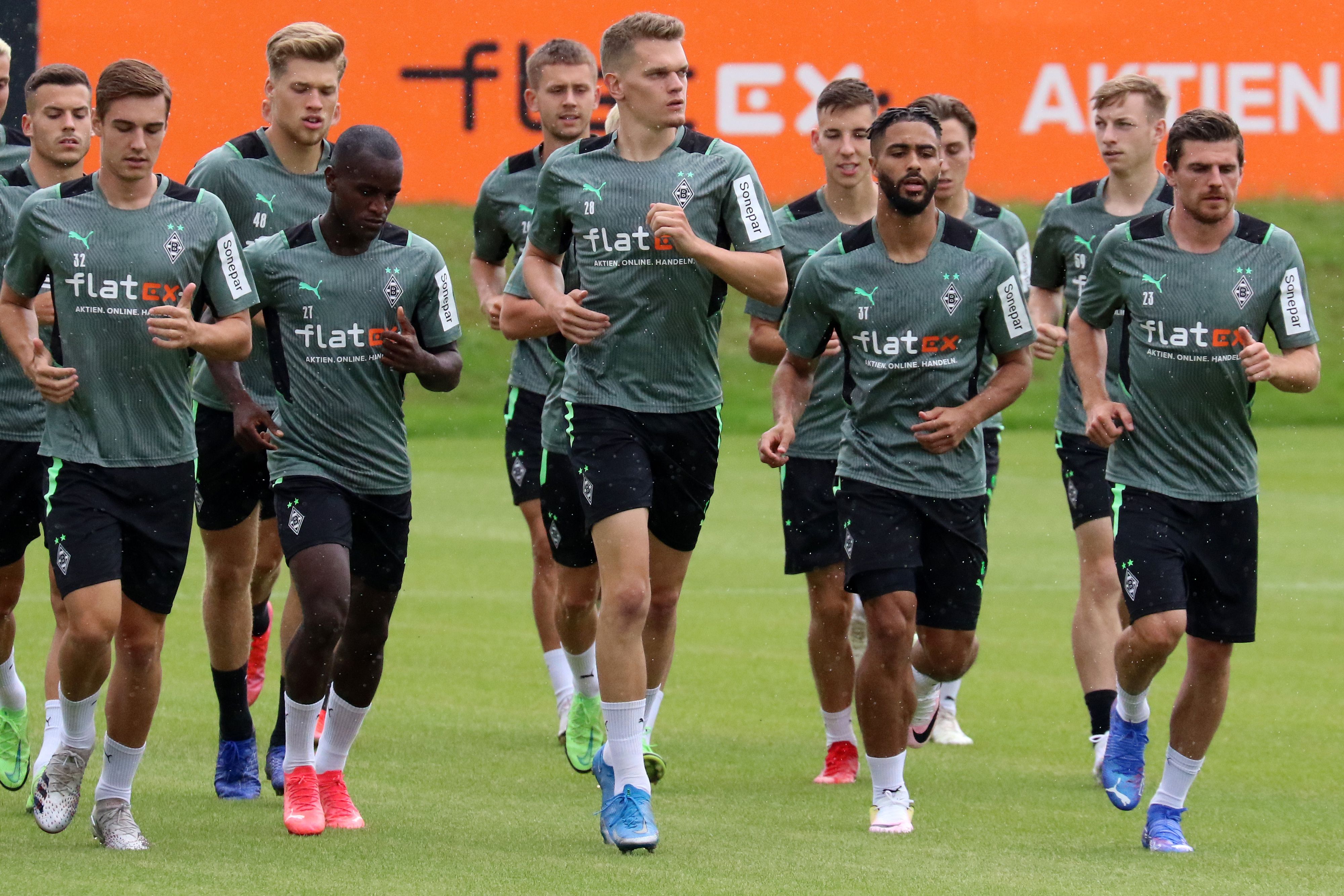 Die Gladbacher Nationalspieler um Florian Neuhaus (l.), Matthias Ginter (3.v.l.) und Jonas Hofmann (r.) laufen am Dienstag (27. Juli 2021) wieder gemeinsam mit ihren Borussia-Teamkollegen über das Fohlen-Trainingsgelände.