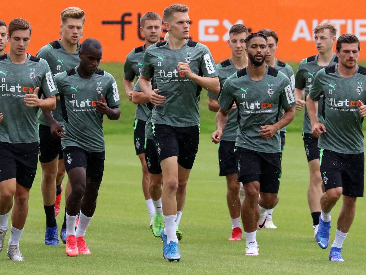 Die Gladbacher Nationalspieler um Florian Neuhaus (l.), Matthias Ginter (3.v.l.) und Jonas Hofmann (r.) laufen am Dienstag (27. Juli 2021) wieder gemeinsam mit ihren Borussia-Teamkollegen über das Fohlen-Trainingsgelände.