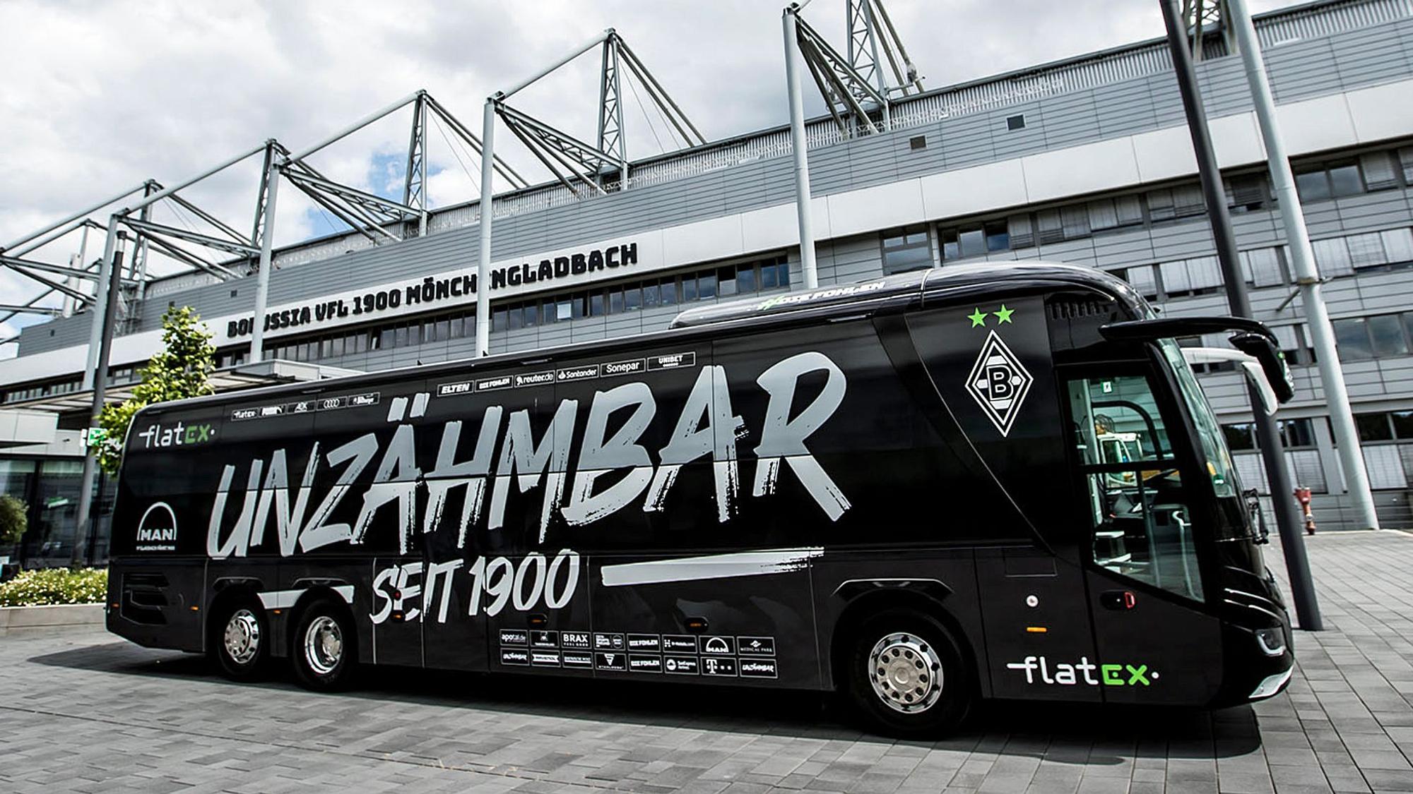 Fußball-Bundesligist Borussia Mönchengladbach fährt zu den Auswärtsspielen nun mit einem neuen Mannschaftsbus. Auf diesem steht unter anderem geschrieben: „Unzähmbar seit 1900“.