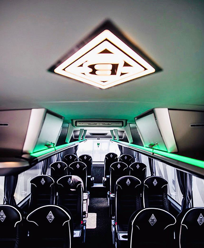 Die Sitze im neuen Mannschaftsbus von Borussia Mönchengladbach sind dunkel, zu sehen sind eingearbeitete Borussia-Rauten in den Kopfstützen.