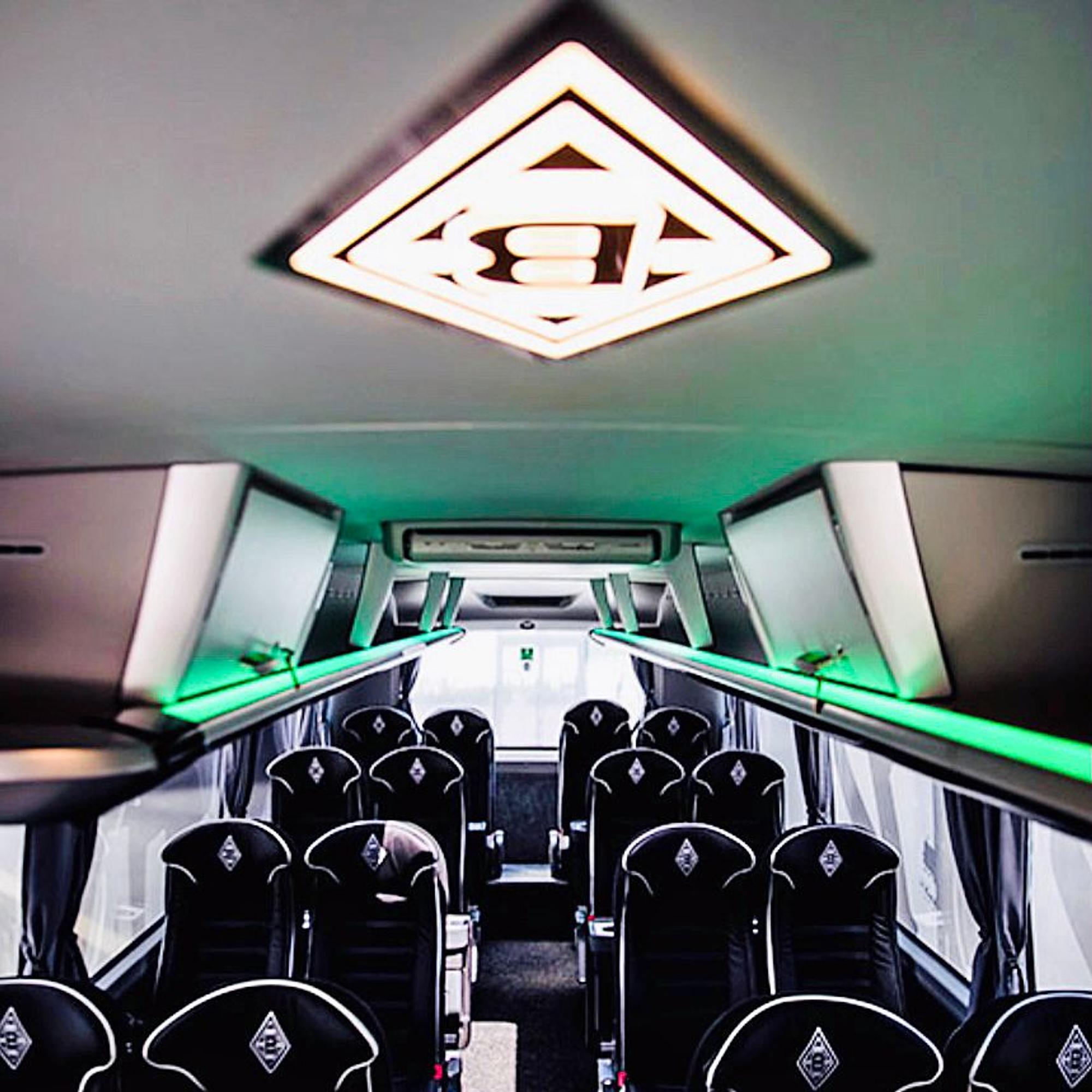 Die Sitze im neuen Mannschaftsbus von Borussia Mönchengladbach sind dunkel, zu sehen sind eingearbeitete Borussia-Rauten in den Kopfstützen.