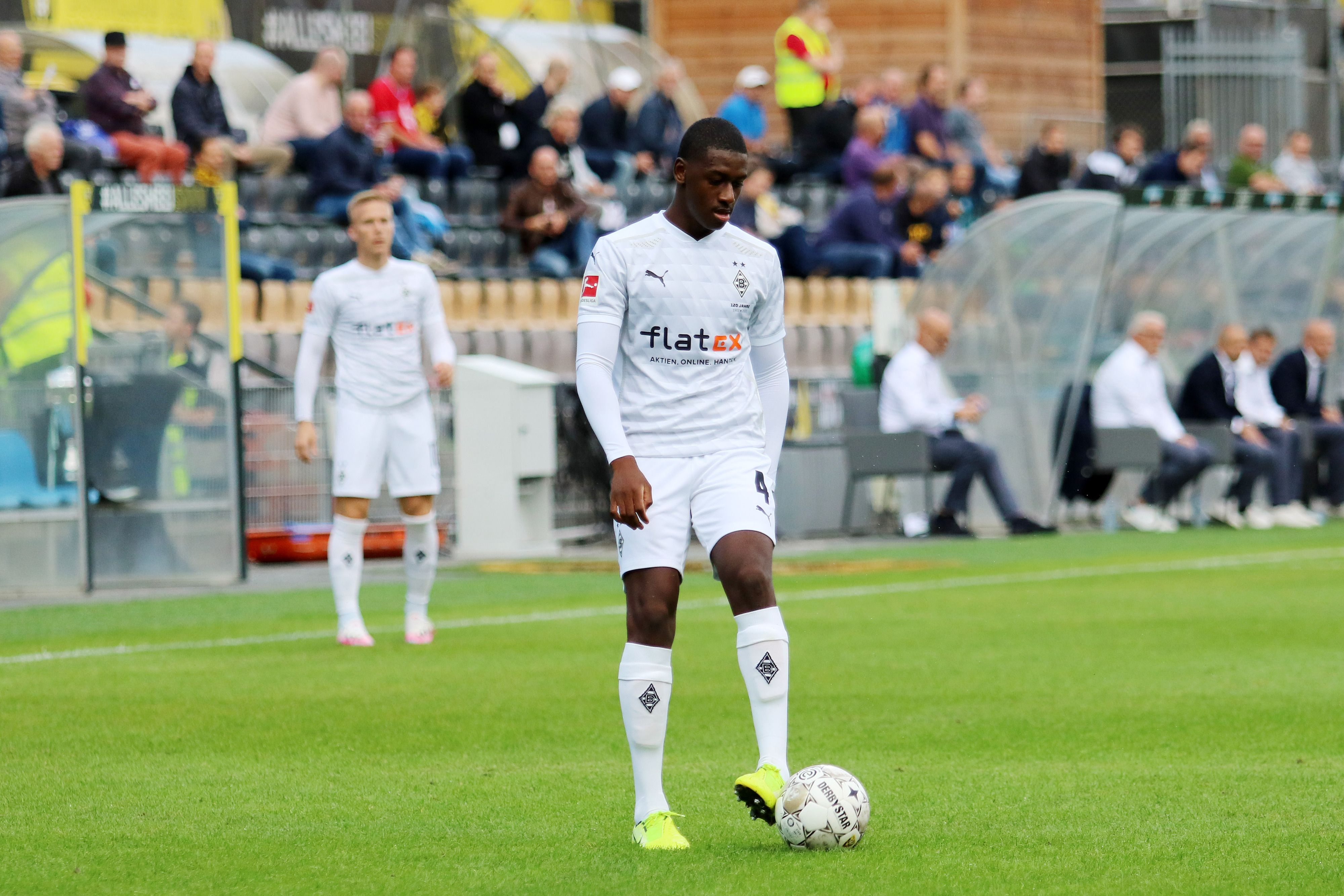 Gladbachs Mamadou Doucouré, hier bei einem Testspiel der Fohlen bei VVV Venlo am 4. September 2020, kontrolliert den Ball.