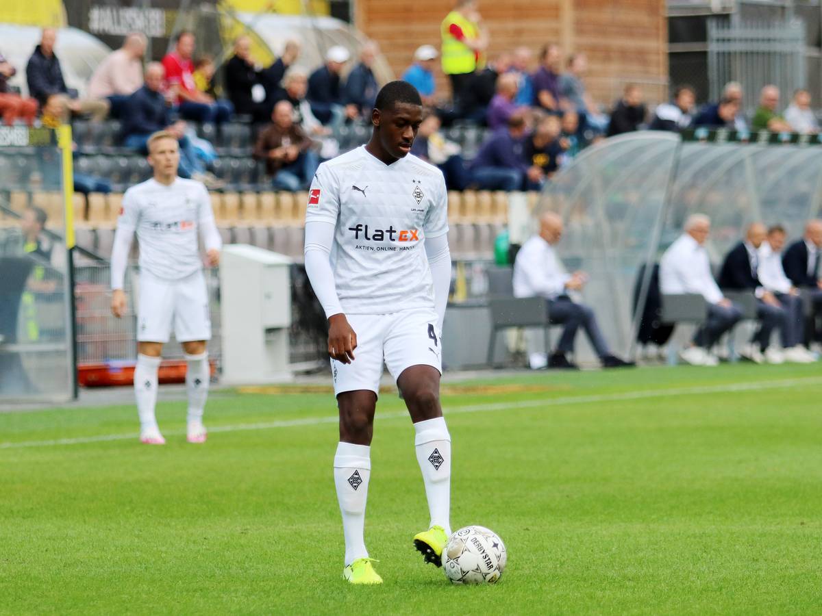 Gladbachs Mamadou Doucouré, hier bei einem Testspiel der Fohlen bei VVV Venlo am 4. September 2020, kontrolliert den Ball.