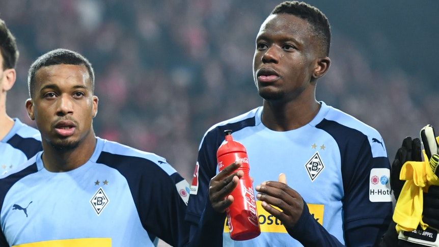 Nach dem Spiel gegen Union Berlin am 23. November 2019 klatschen Alassane Plea und Denis Zakaria den Zuschauern zu.