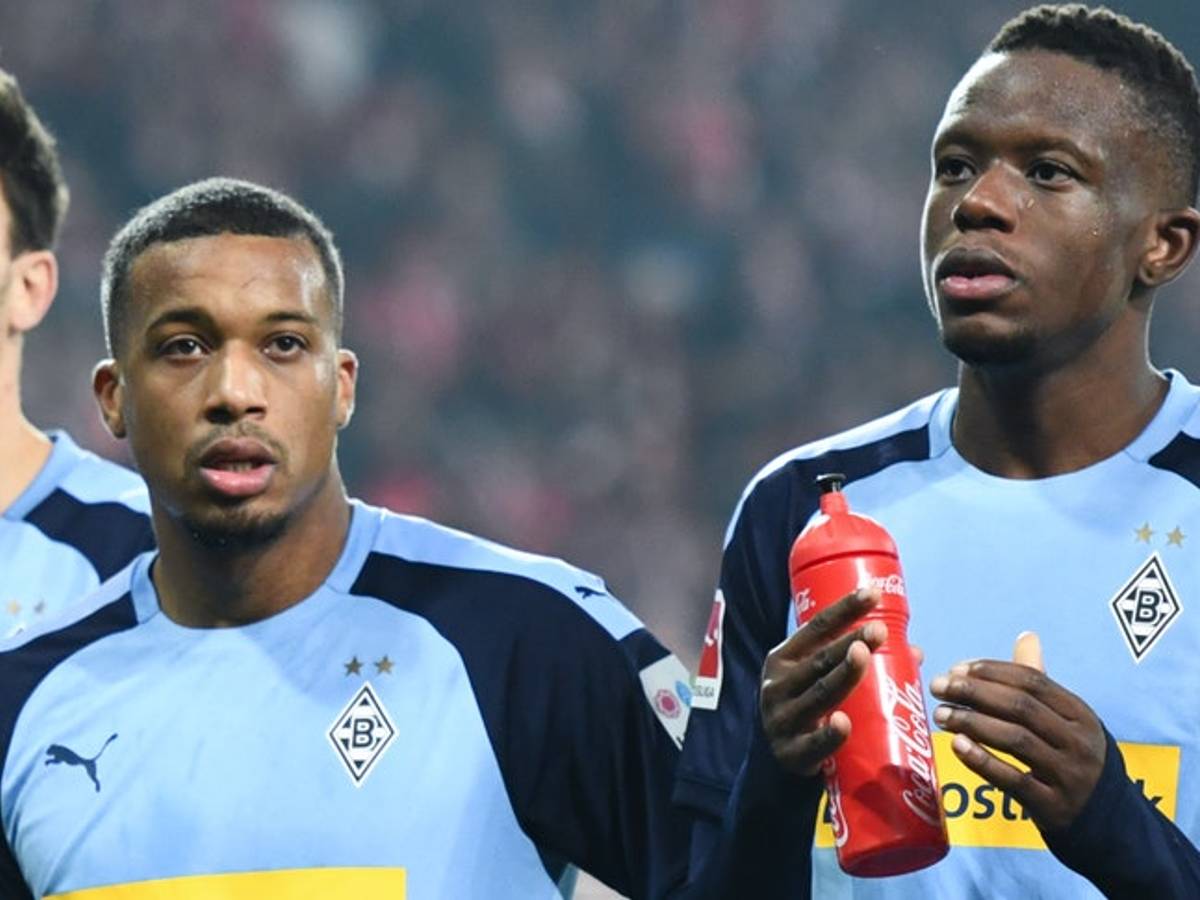 Nach dem Spiel gegen Union Berlin am 23. November 2019 klatschen Alassane Plea und Denis Zakaria den Zuschauern zu.