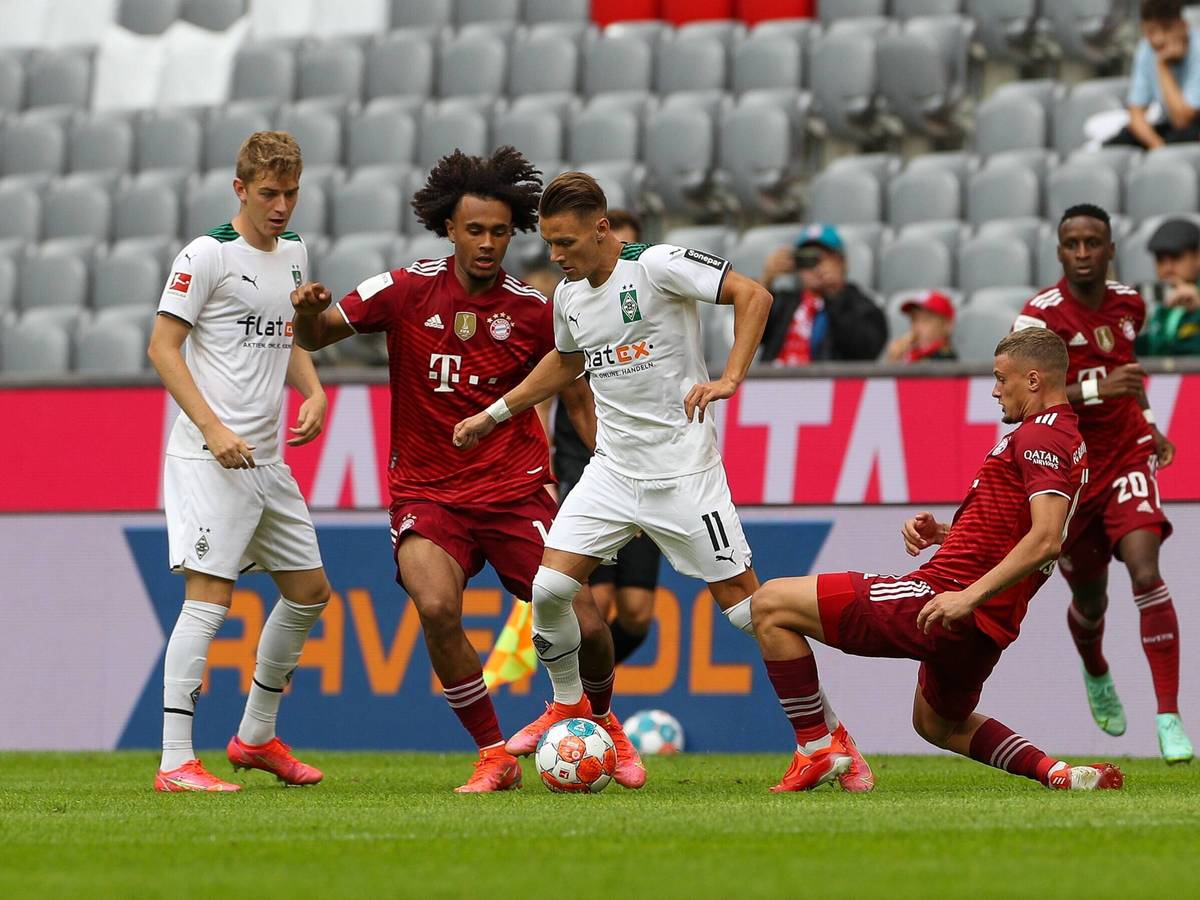 Bayerns Joshua Zirkzee Im Zweikampf mit den Gladbachern Andreas Poulsen (l) und Hannes Wolf (r.) während des Testspiels am 28. Juli 2021.