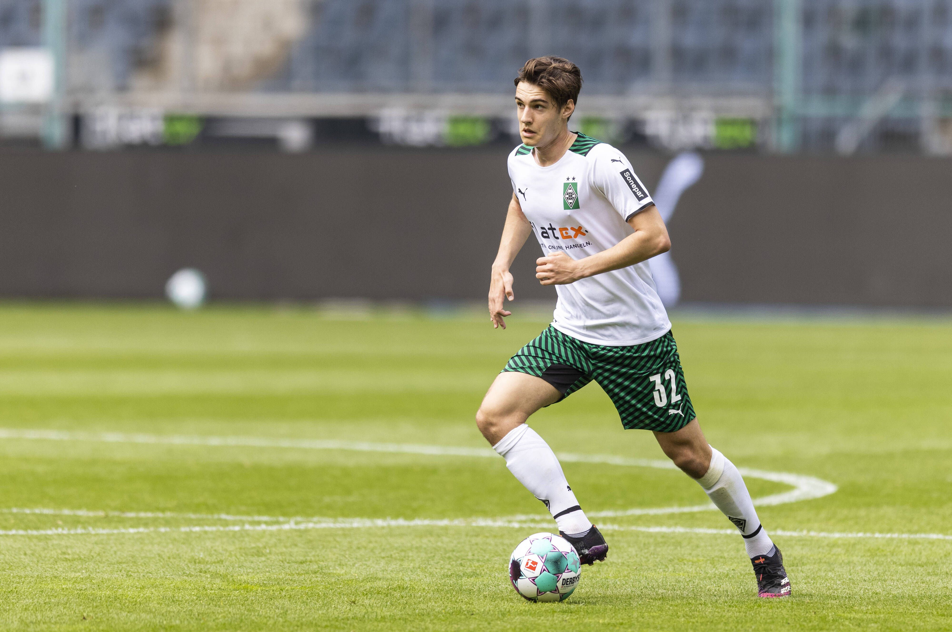Florian Neuhaus läuft am 15. Mai 2021 mit dem Ball über den Platz.