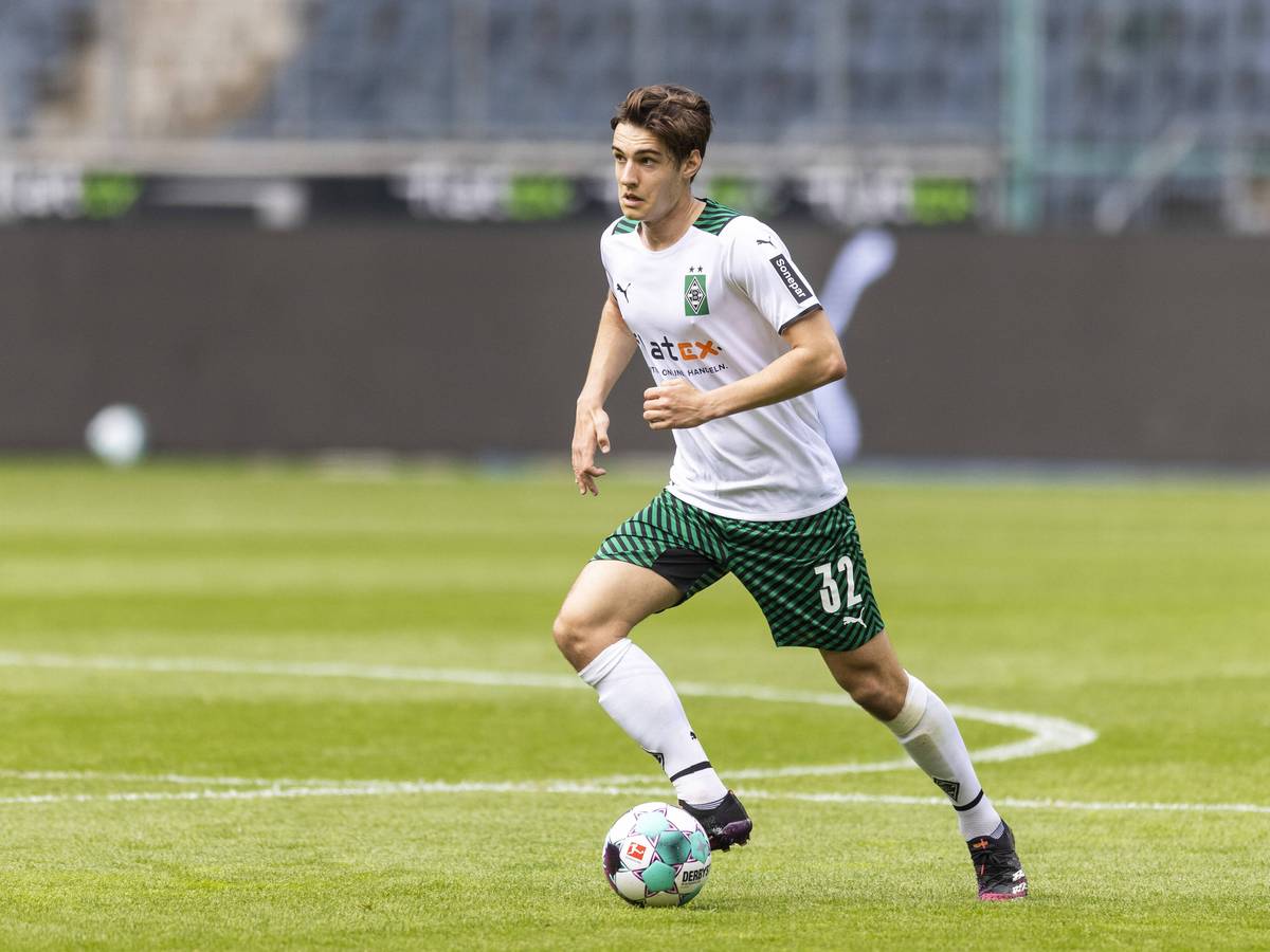 Florian Neuhaus läuft am 15. Mai 2021 mit dem Ball über den Platz.