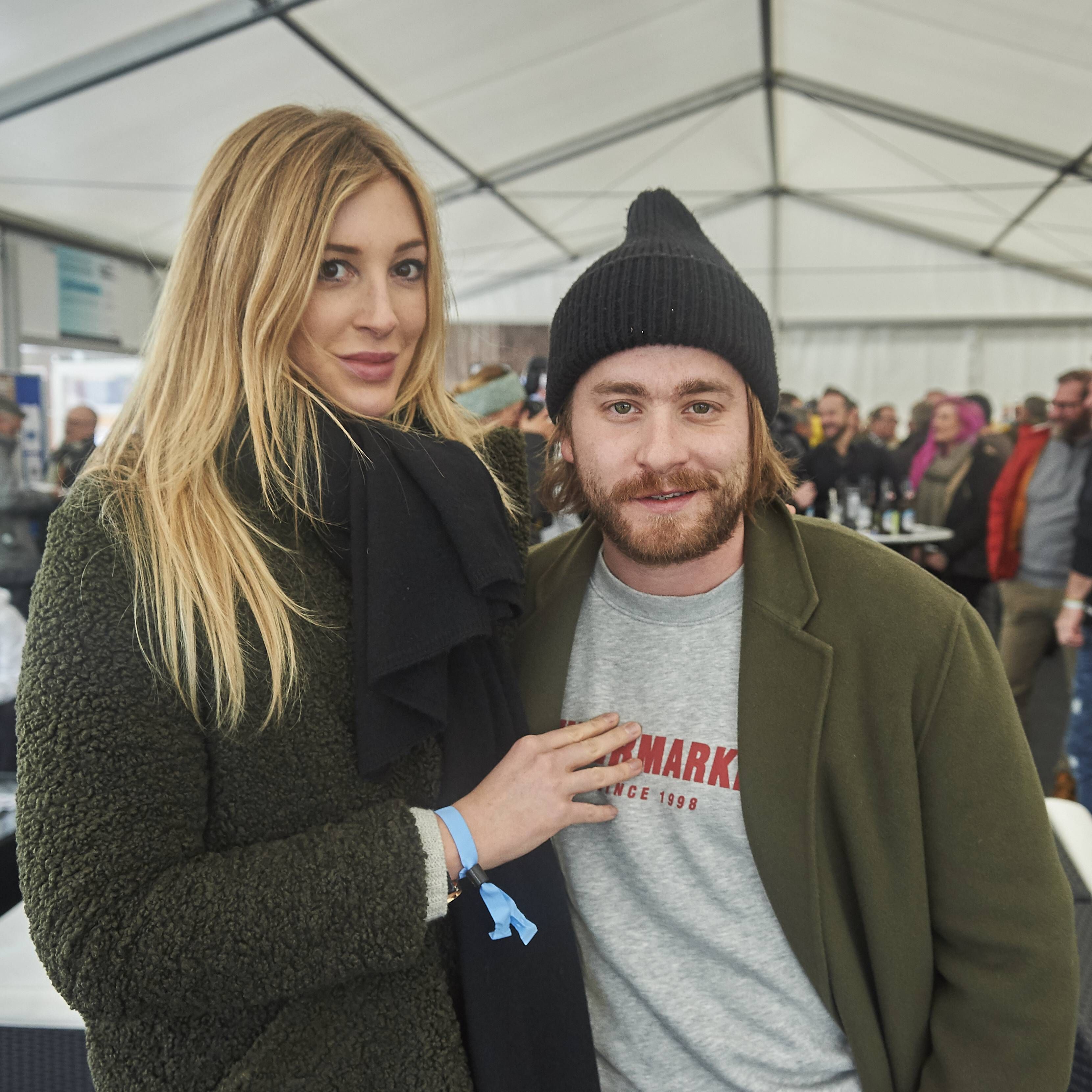 Alana Netzer und Baschi am 11. Januar 2019 in Arosa (Schweiz) beide tragen dicke Winterkleidung und lächeln fröhlich.
