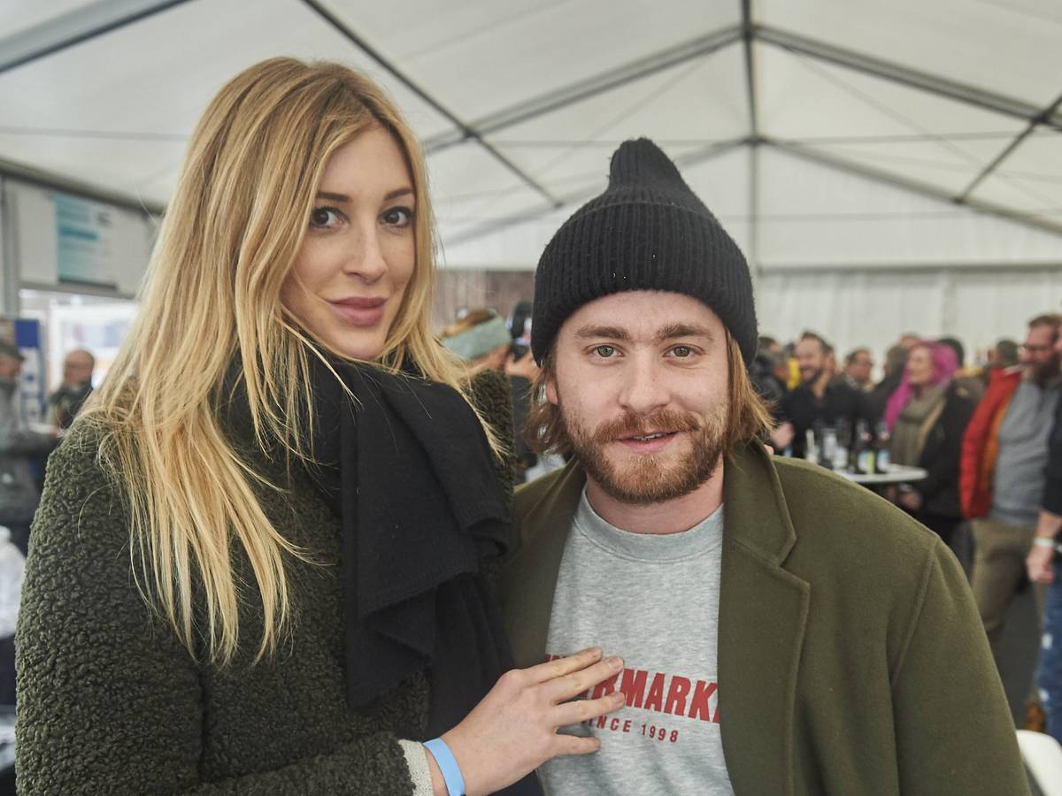 Alana Netzer und Baschi am 11. Januar 2019 in Arosa (Schweiz) beide tragen dicke Winterkleidung und lächeln fröhlich.