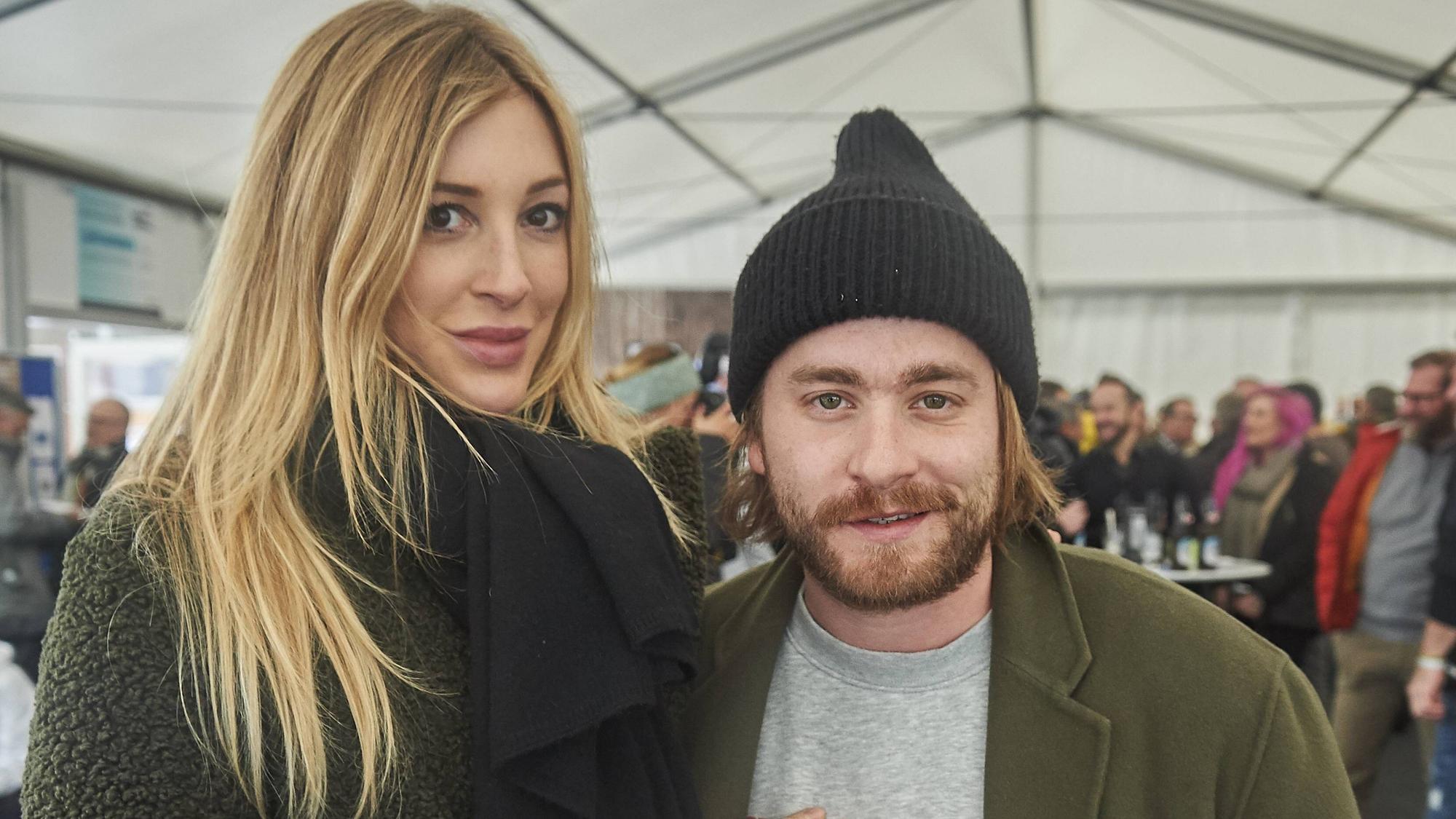 Alana Netzer und Baschi am 11. Januar 2019 in Arosa (Schweiz) beide tragen dicke Winterkleidung und lächeln fröhlich.