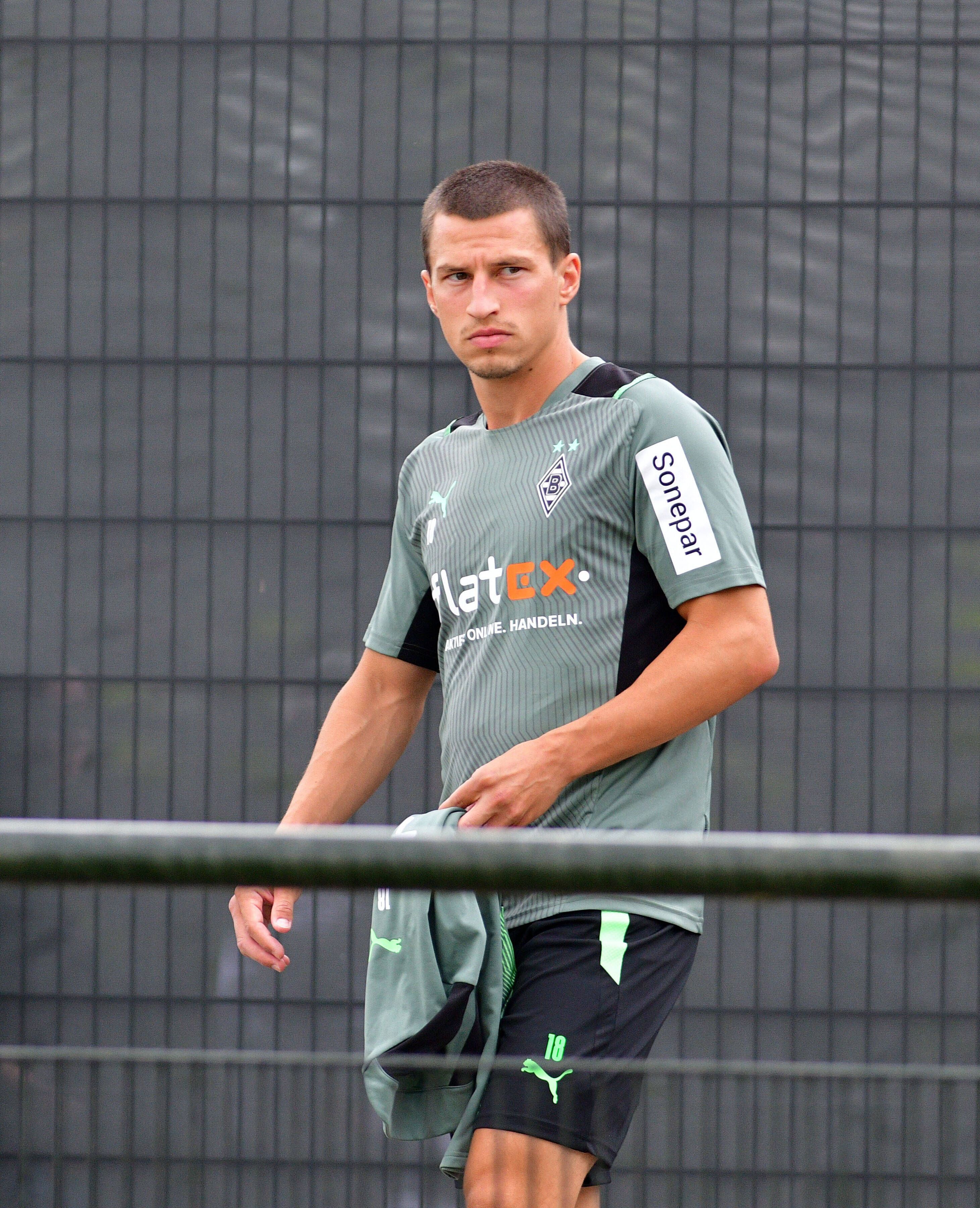Gladbachs Rechtsverteidiger Stefan Lainer schaut bei einer Trainingseinheit am 27. Juli 2021 im Borussia-Park sorgenvoll in die Ferne.