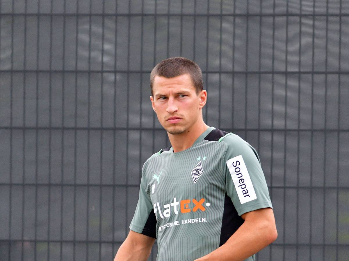 Gladbachs Rechtsverteidiger Stefan Lainer schaut bei einer Trainingseinheit am 27. Juli 2021 im Borussia-Park sorgenvoll in die Ferne.