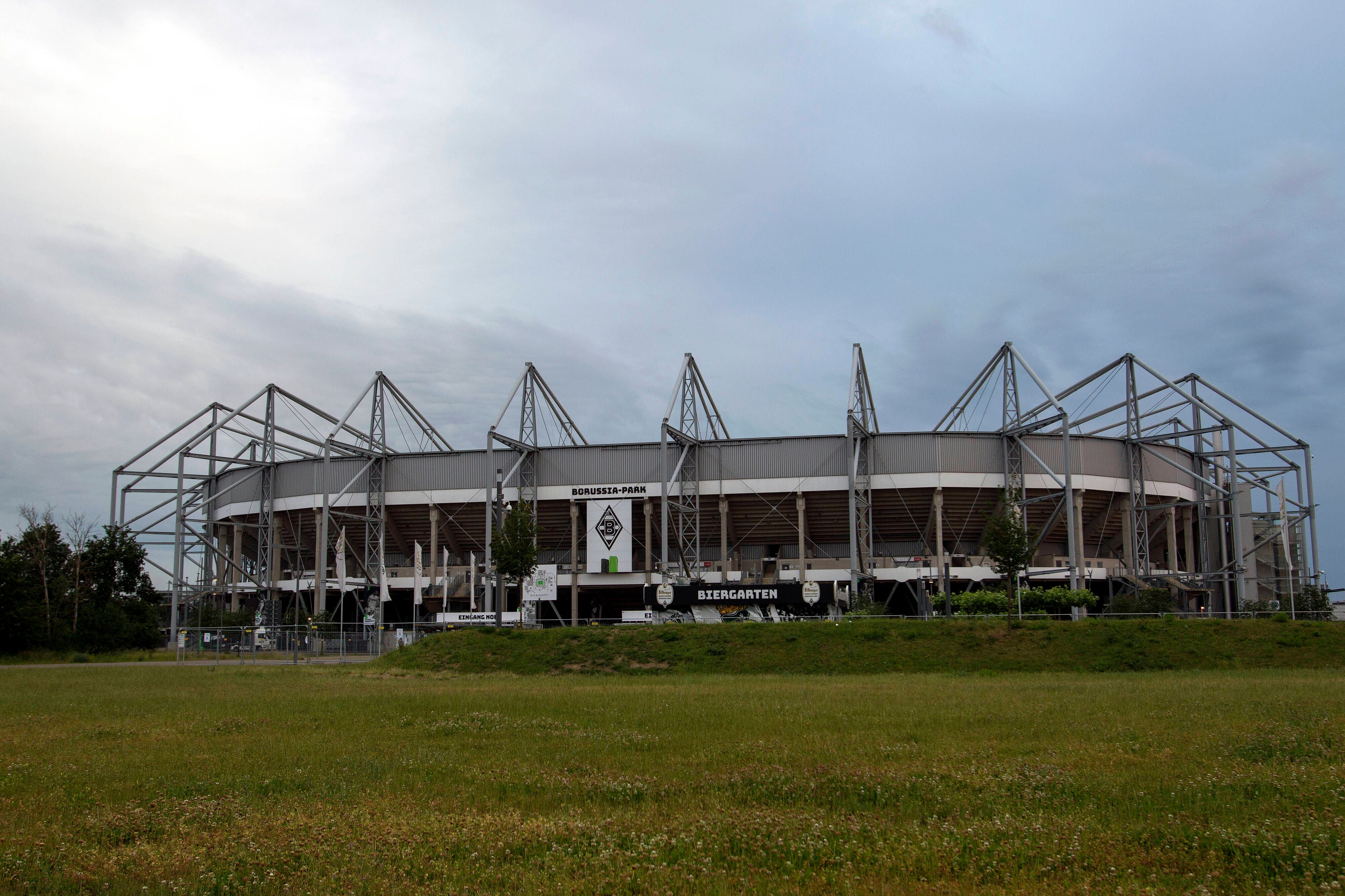 Der Borussia-Park am 20. Juni 2021 aus der Ferne betrachtet.