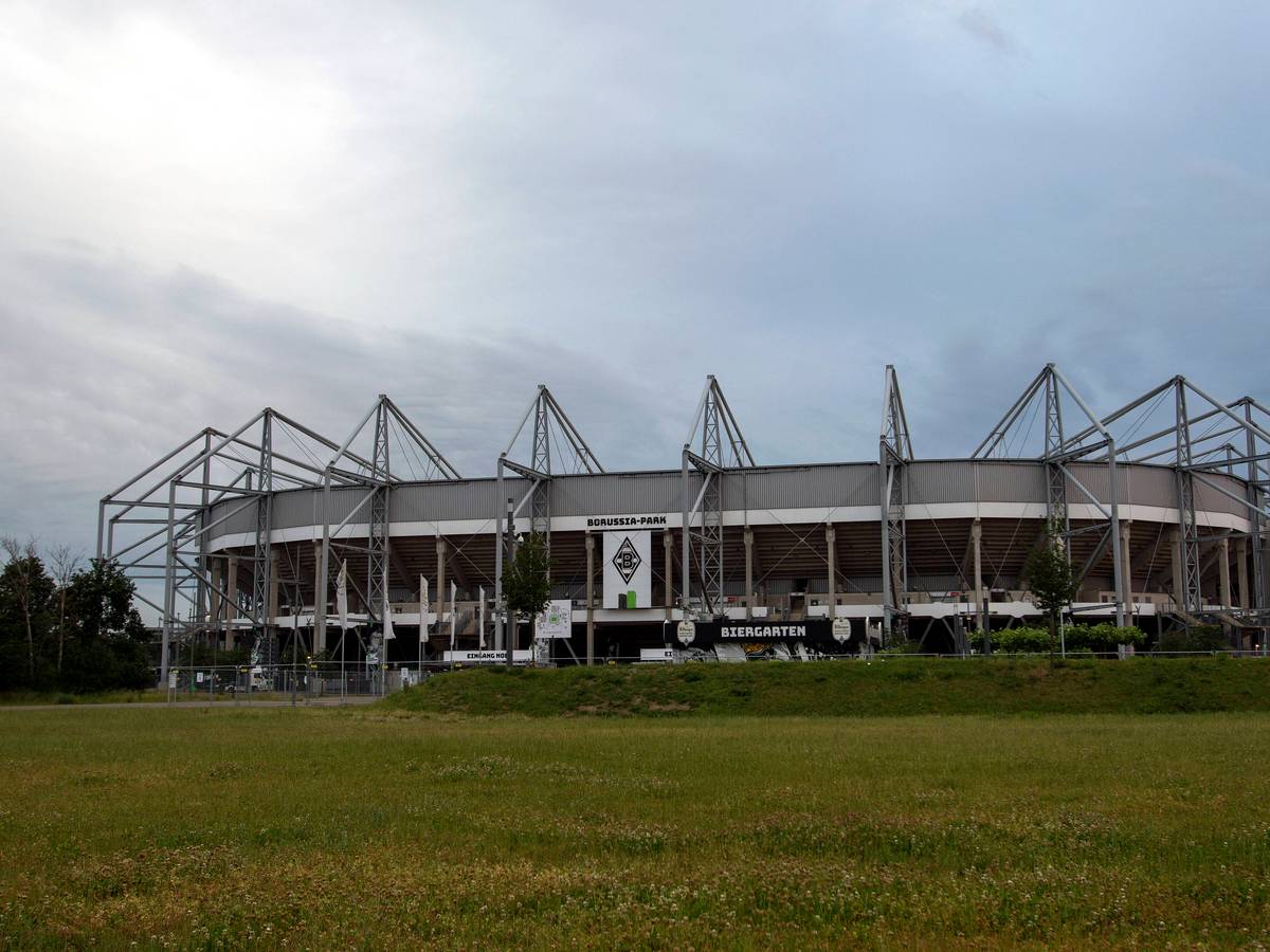 Der Borussia-Park am 20. Juni 2021 aus der Ferne betrachtet.