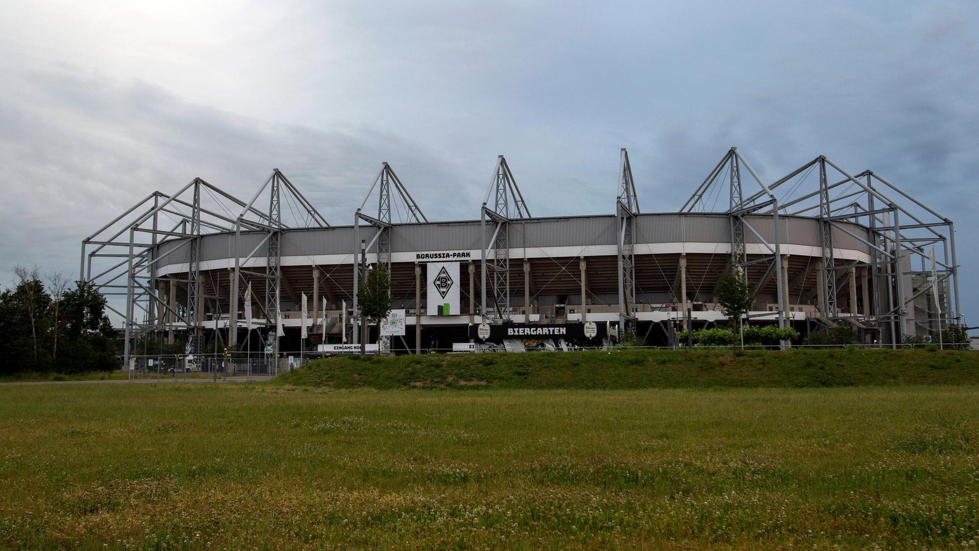 Der Borussia-Park am 20. Juni 2021 aus der Ferne betrachtet.