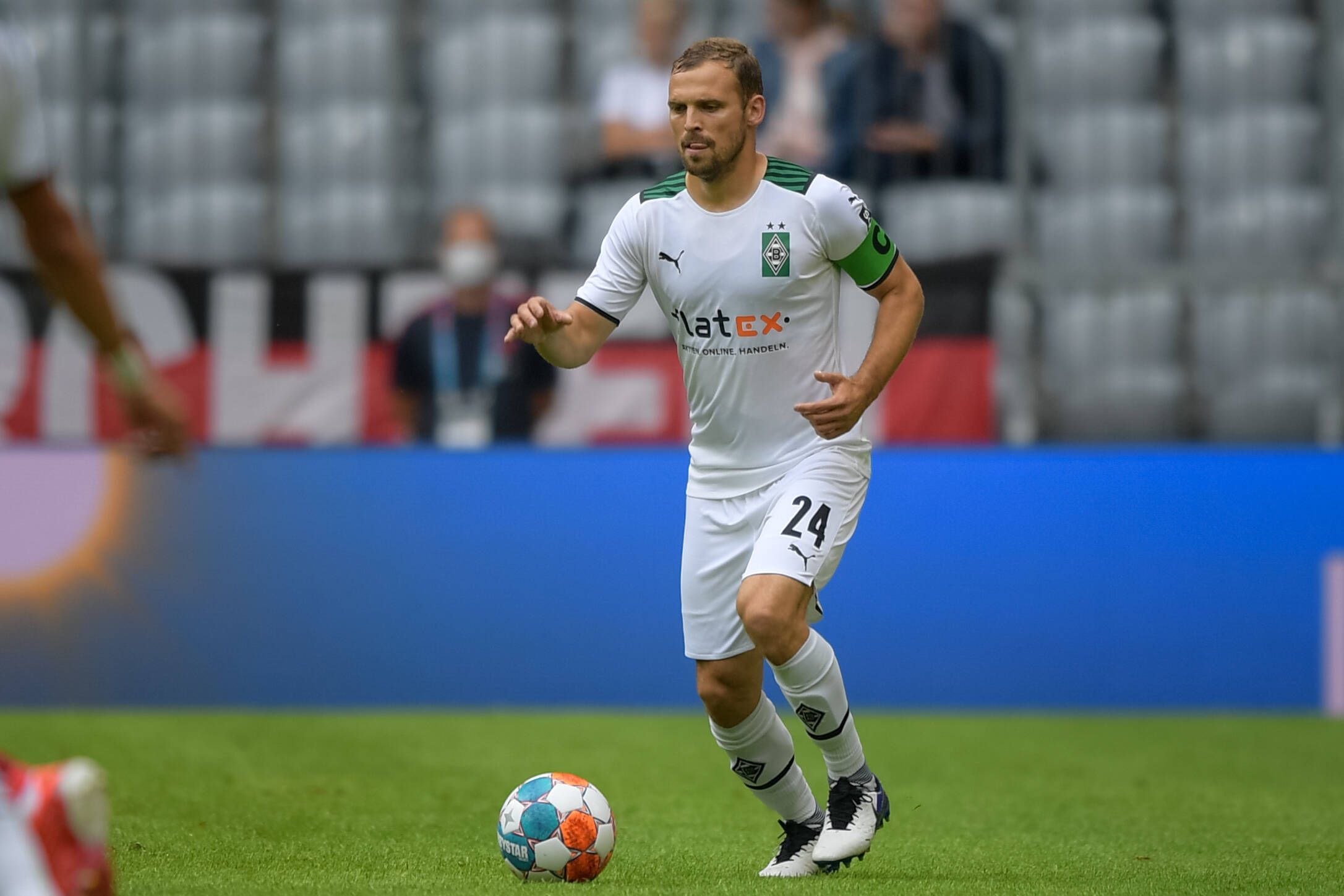 Tony Jantschke im weißen Gladbach-Trikot mit dem Ball am Fuß.
