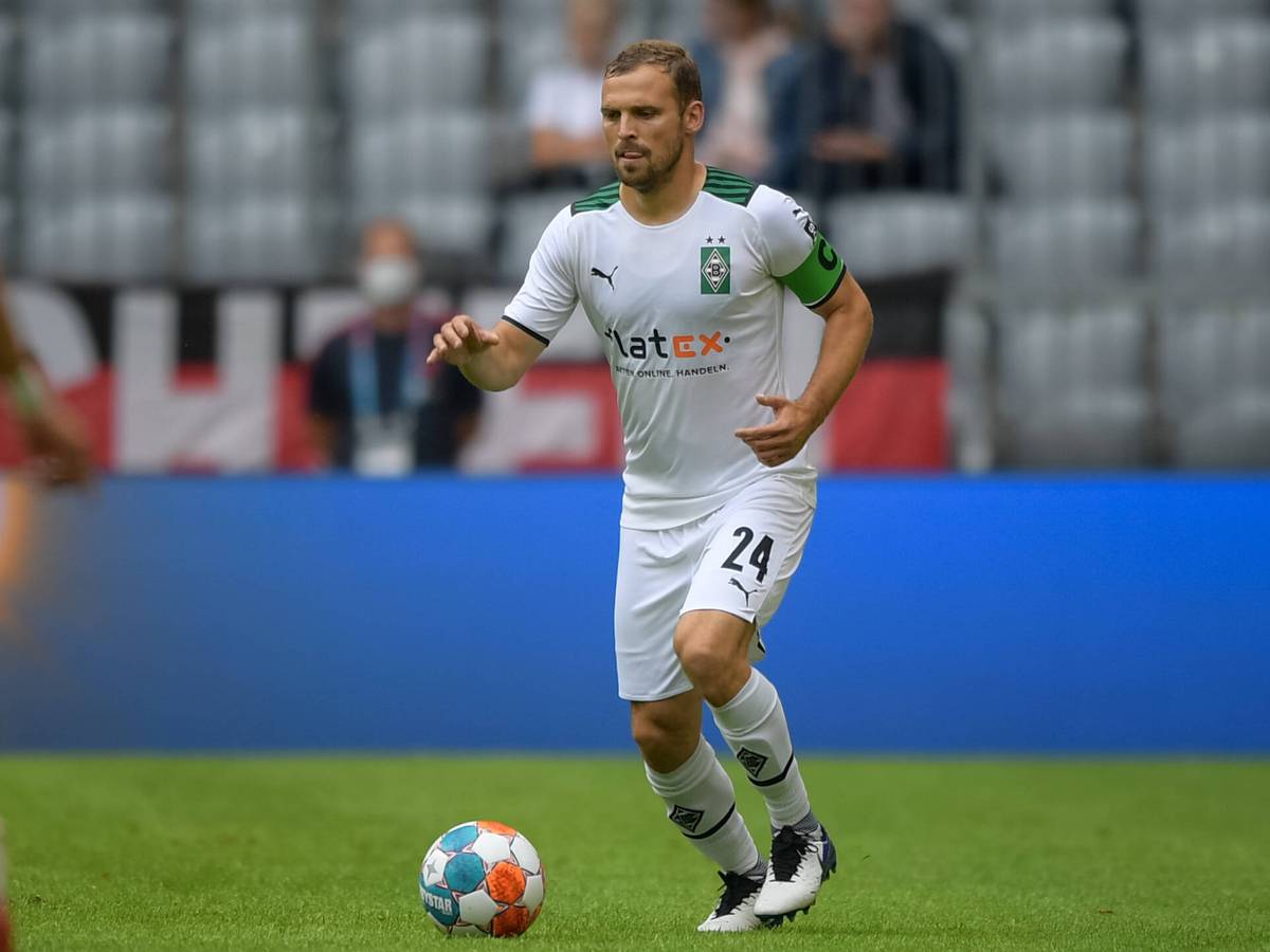Tony Jantschke in einem Testspiel von Borussia Mönchengladbach gegen Bayern München am 28. Juli 2021 in der Allianz-Arena. Jantschke hat den Ball vor sich auf dem Spielfeld.