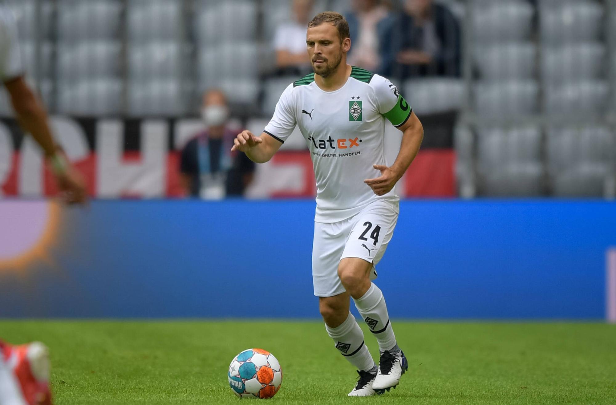 Tony Jantschke in einem Testspiel von Borussia Mönchengladbach gegen Bayern München am 28. Juli 2021 in der Allianz-Arena. Jantschke hat den Ball vor sich auf dem Spielfeld.
