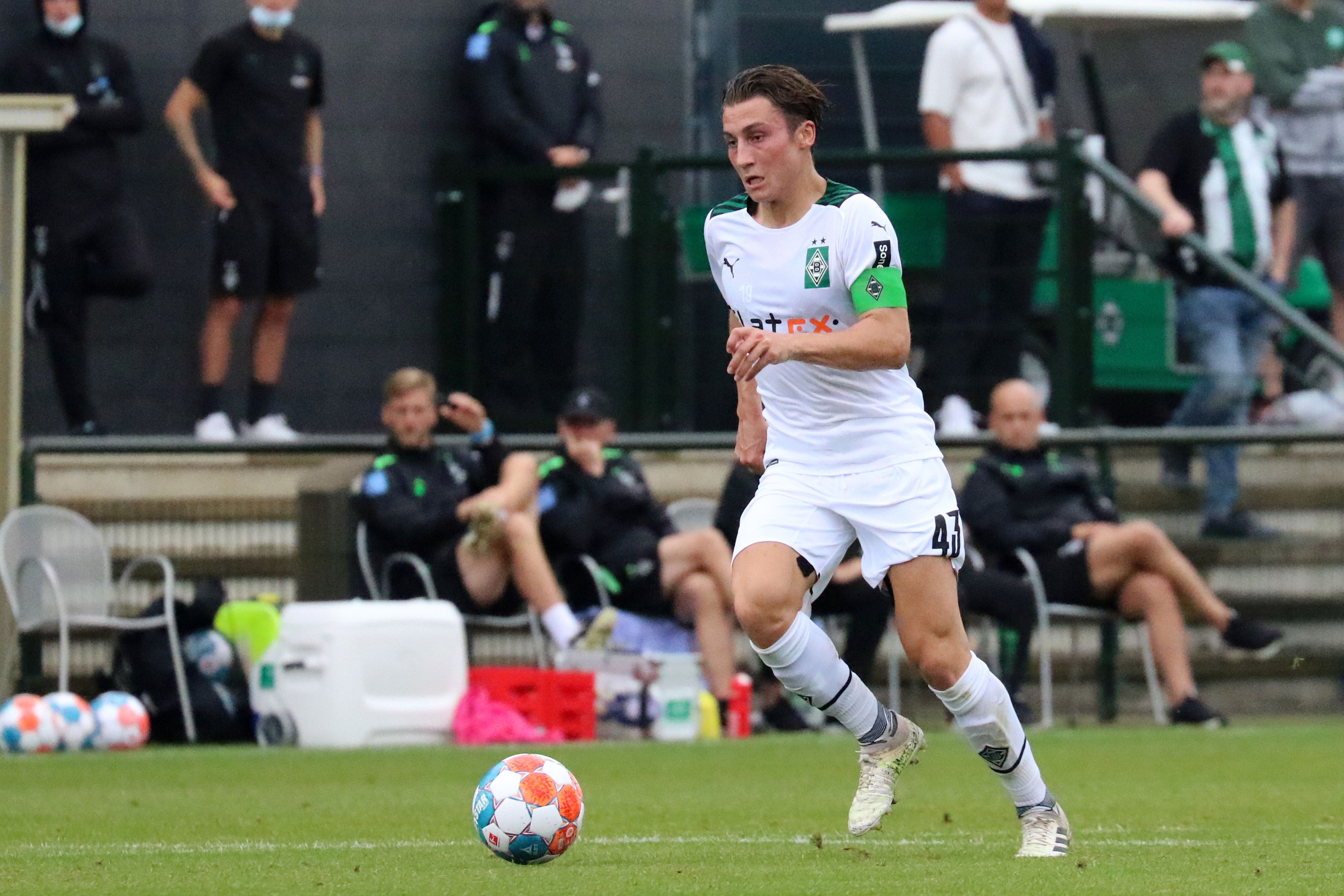 Rocco Reitz führt den Ball beim Testspiel gegen den FC Metz am 24. Juli 2021.