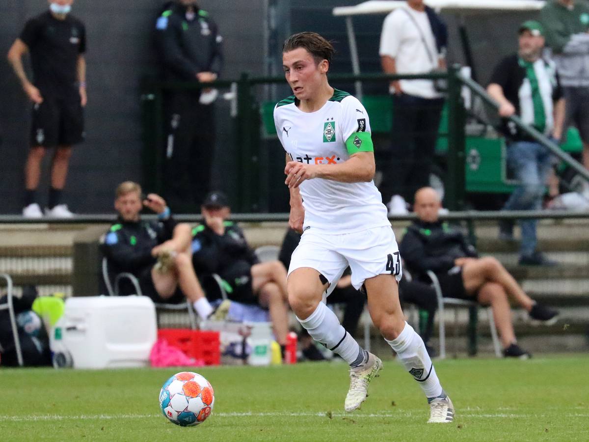Rocco Reitz führt den Ball beim Testspiel gegen den FC Metz am 24. Juli 2021.