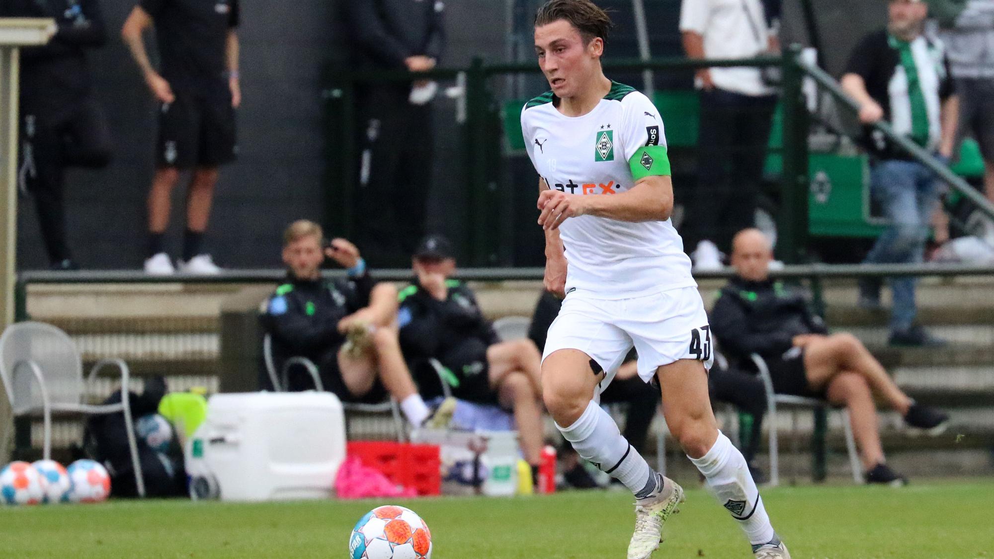 Rocco Reitz führt den Ball beim Testspiel gegen den FC Metz am 24. Juli 2021.