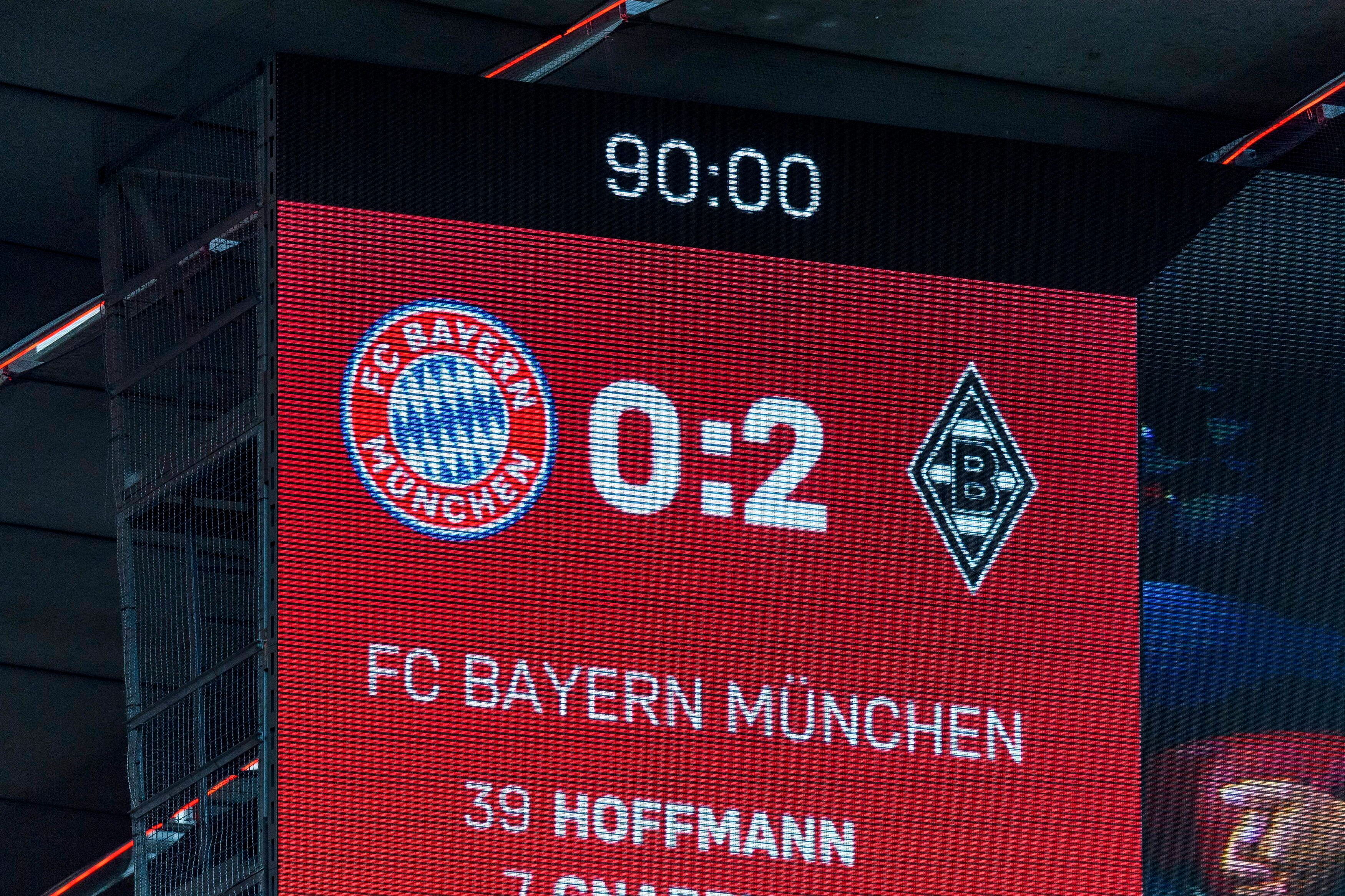Die Anzeigetafel in der Allianz Arena zeigt das Testspielergebnis zwischen dem FC Bayern und Borussia Mönchengladbach an. Die Fohlen gewannen am 28. Juli 2021 2:0.