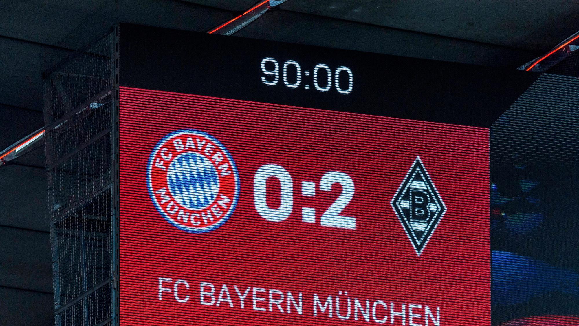 Die Anzeigetafel in der Allianz Arena zeigt das Testspielergebnis zwischen dem FC Bayern und Borussia Mönchengladbach an. Die Fohlen gewannen am 28. Juli 2021 2:0.