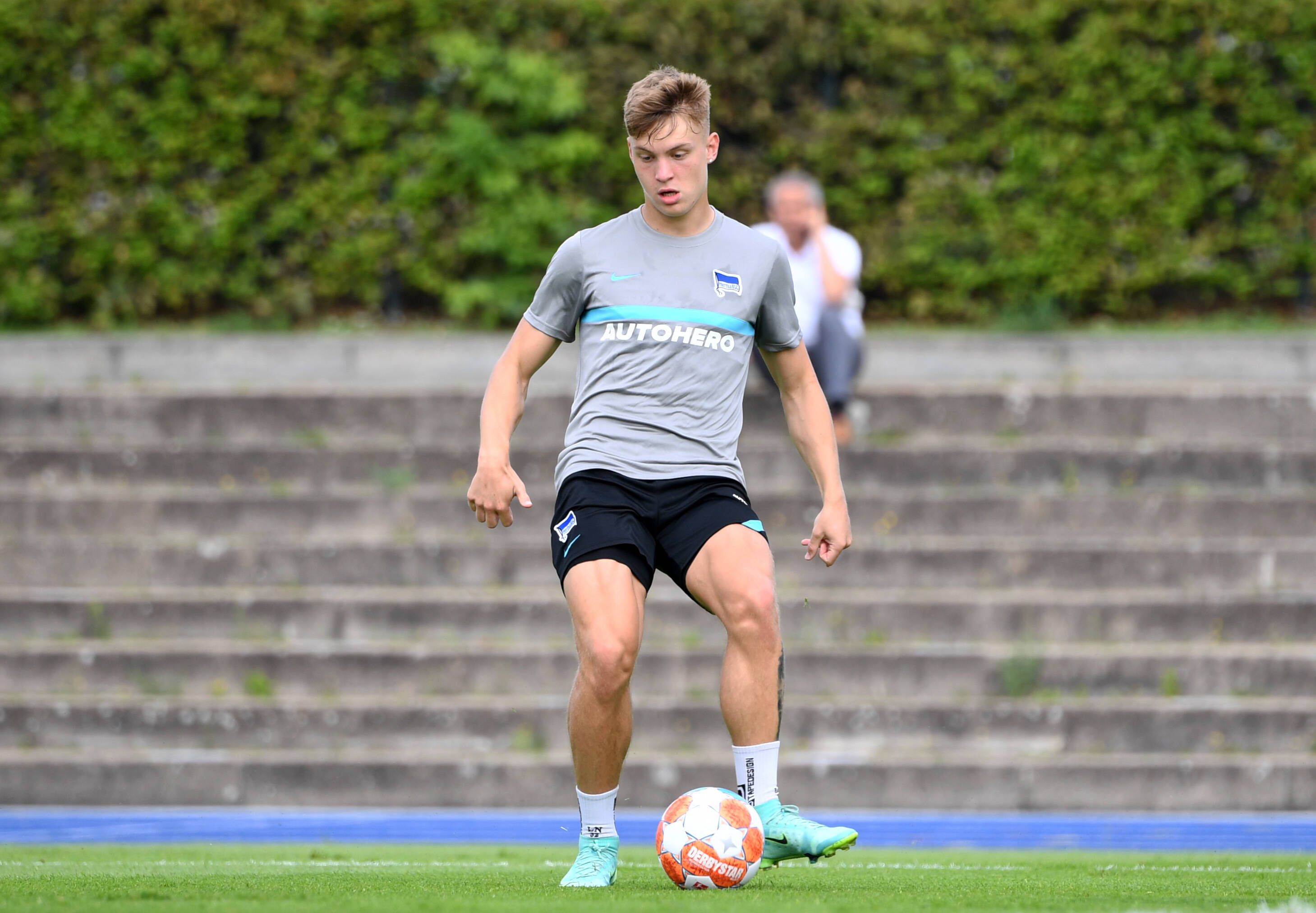 Linksverteidiger Luca Netz, hier zu sehen am 23. Juli 2021 beim Training von Hertha BSC, spielt den Ball mit dem linken Fuß.