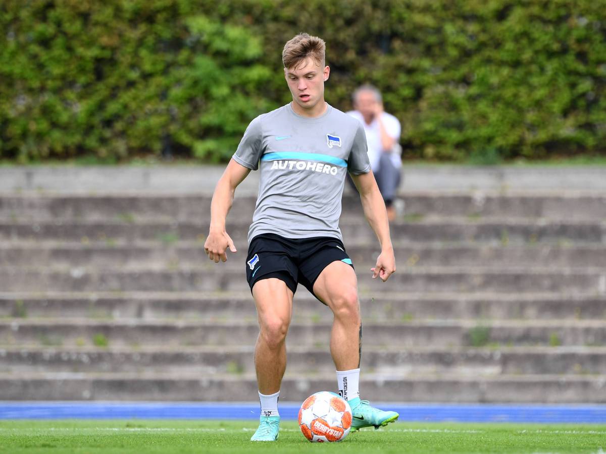 Linksverteidiger Luca Netz, hier zu sehen am 23. Juli 2021 beim Training von Hertha BSC, spielt den Ball mit dem linken Fuß.