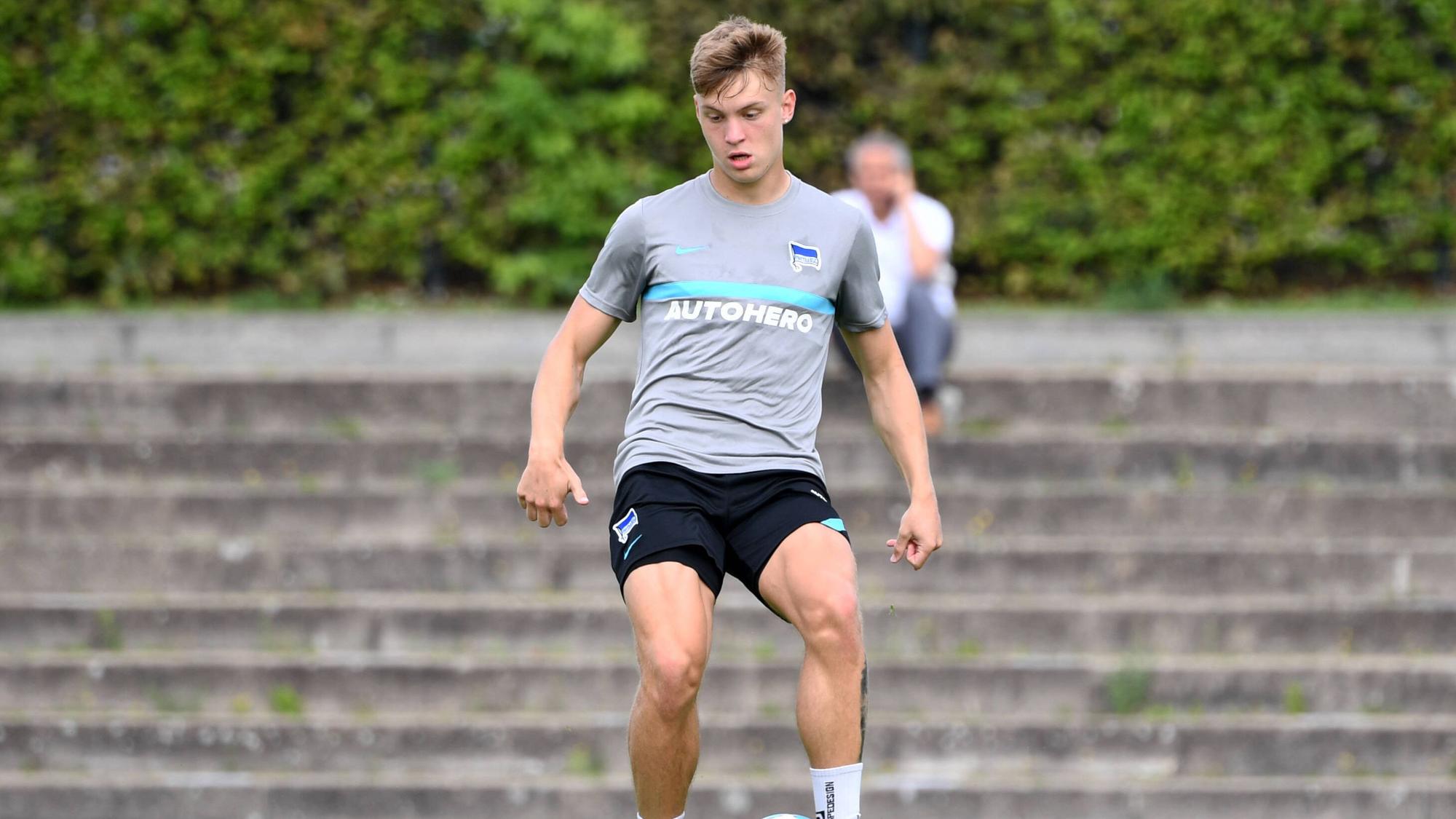Linksverteidiger Luca Netz, hier zu sehen am 23. Juli 2021 beim Training von Hertha BSC, spielt den Ball mit dem linken Fuß.