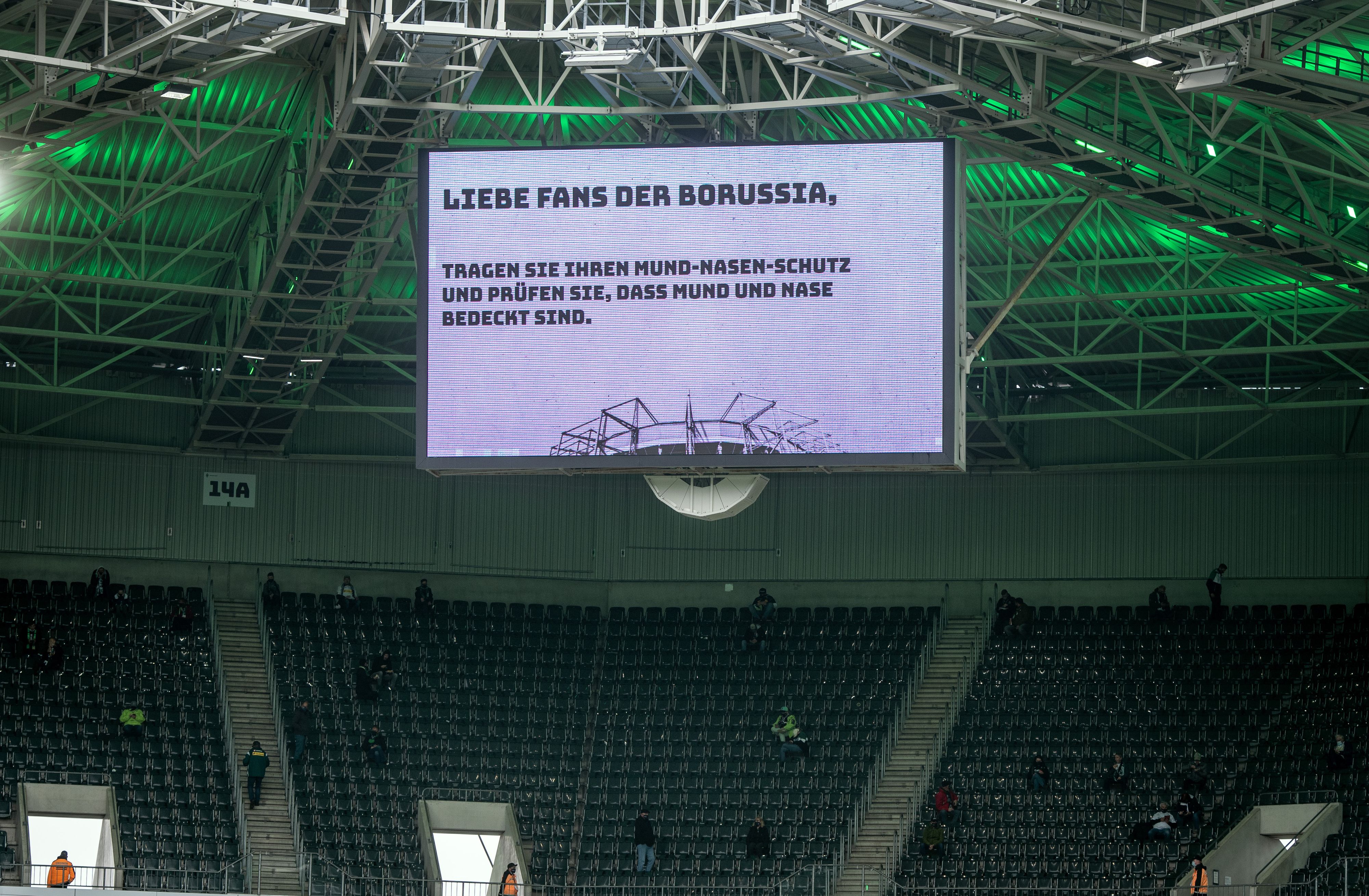 Im Gladbacher Borussia-Park, hier zu sehen am 26. September 2020, steigt am Samstag (31. Juli 2021) gegen den FC Groningen die Generalprobe für den Saisonstart. Bis zu 23.000 Fans dürfen trotz Coronapandemie dabei sein. Die Anzeigetafel im Stadion weist die Besucher darauf hin, dass sie ihren Mund-Nasen-Schutz tragen sollen.