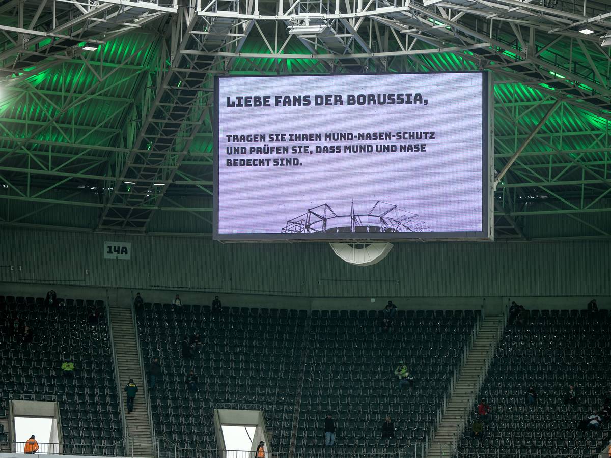 Im Gladbacher Borussia-Park, hier zu sehen am 26. September 2020, steigt am Samstag (31. Juli 2021) gegen den FC Groningen die Generalprobe für den Saisonstart. Bis zu 23.000 Fans dürfen trotz Coronapandemie dabei sein. Die Anzeigetafel im Stadion weist die Besucher darauf hin, dass sie ihren Mund-Nasen-Schutz tragen sollen.
