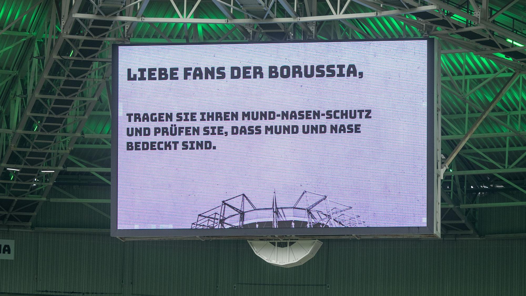 Im Gladbacher Borussia-Park, hier zu sehen am 26. September 2020, steigt am Samstag (31. Juli 2021) gegen den FC Groningen die Generalprobe für den Saisonstart. Bis zu 23.000 Fans dürfen trotz Coronapandemie dabei sein. Die Anzeigetafel im Stadion weist die Besucher darauf hin, dass sie ihren Mund-Nasen-Schutz tragen sollen.