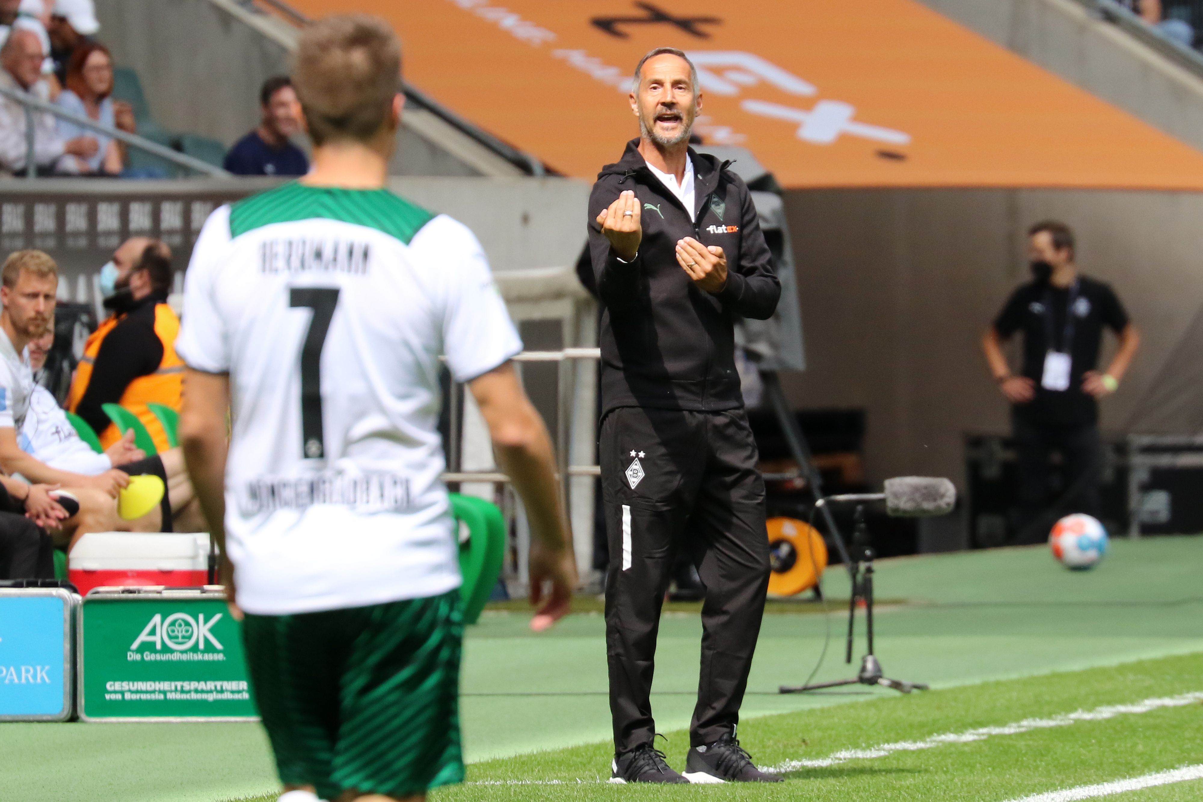 Gladbach-Trainer Adi Hütter dirigiert im Borussia-Park an der Seitenlinie stehend seine Mannschaft.