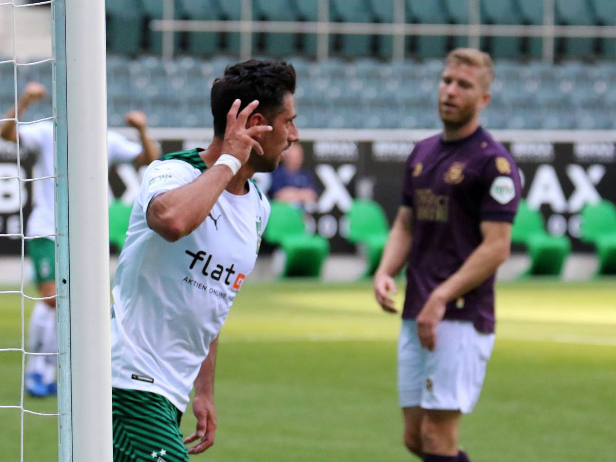 Gladbach-Kapitän Lars Stindl (l.) bejubelt seinen Treffer beim 2:1-Testsieg am 31. Juli 2021 gegen den FC Groningen.