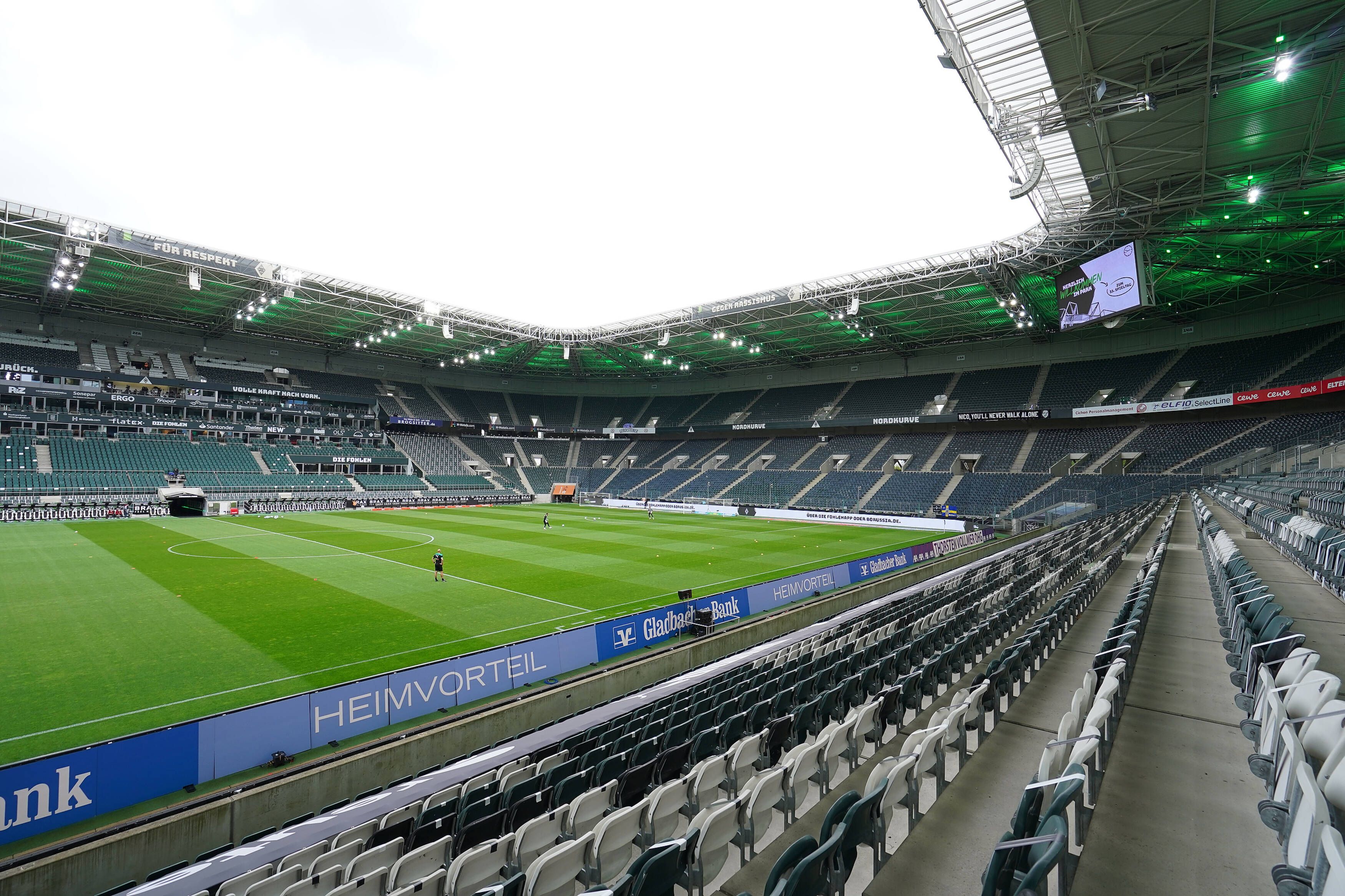 Der Borussia-Park in Mönchengladbach. Diese Stadion-Aufnahme stammt vom 15. Mai 2021. Zu sehen ist das Spielfeld und die leeren Zuschauerränge in der Fohlen-Arena.